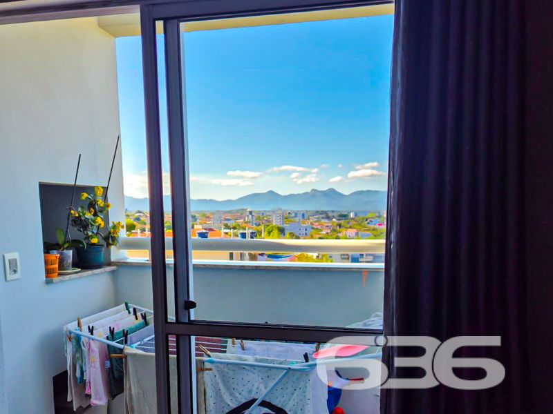 Descubra o seu novo lar em Joinville! Apresentamos um encantador apartamento no bairro Iririú, uma das mais promissoras regiões da cidade. Este imóvel de 100,81 m², mescla conforto, praticidade e uma localização invejável. Perfeito para quem busca qualidade de vida e conveniência ao seu redor.
O apartamento está situado em uma área tranquila e com infraestrutura completa. A rua pavimentada garante fácil acesso e um trajeto sem complicações até sua residência. A proximidade com vias de acesso, shopping centers, escolas, hospitais e transporte público facilita o dia a dia e traz inúmeras comodidades.
No interior, uma planta moderna e bem distribuída. As áreas sociais são integradas, proporcionando ambientes acolhedores e versáteis para receber amigos e familiares. A sala de estar e jantar é espaçosa e se conecta à varanda, onde uma churrasqueira está pronta para aqueles momentos de descontração. Os acabamentos primorosos, aliados a uma decoração de bom gosto, tornam cada espaço ainda mais convidativo.
Para a família, há um dormitório aconchegante e uma suíte que se destaca pelo conforto e privacidade. O banheiro social atende a todos com excelência e praticidade. A cozinha e copa são conjugadas, otimizando o espaço e facilitando o dia a dia das refeições, com área de serviço adjacente para maior funcionalidade.
Os amantes de pets ficarão felizes em saber que o imóvel permite animais, tornando-se um verdadeiro lar para toda a família, incluindo os de quatro patas. Além disso, a garagem coberta assegura a proteção do seu veículo.
Imaginem os momentos que você pode desfrutar neste ambiente: uma tarde de domingo no espaço gourmet, um churrasco na varanda ou simplesmente relaxar na área de estar bem iluminada. Todos os detalhes deste apartamento foram cuidadosamente pensados para oferecer o que há de melhor em bem-estar e comodidade.
Essa é a oportunidade que você esperava para viver em um dos melhores bairros de Joinville, com tudo que precisa ao seu alcance. Não perca tempo! Agende hoje mesmo uma visita e venha se encantar por cada detalhe deste imóvel único. Com a 636 Negócios Imobiliários, seu sonho de viver bem está ao seu alcance.
636 NEGÓCIOS IMOBILIÁRIOS: A SUA MELHOR ESCOLHA
Com mais de 30 anos de experiência, a 636 Negócios Imobiliários é sua parceira ideal para encontrar o imóvel perfeito. Estamos prontos para ajudá-lo a fazer deste imóvel o seu novo lar.
Telefone: (47) 3451-0636
WhatsApp: (47) 99190-0636
Não perca esta oportunidade única. Visite nosso site para mais informações: i636.com.br