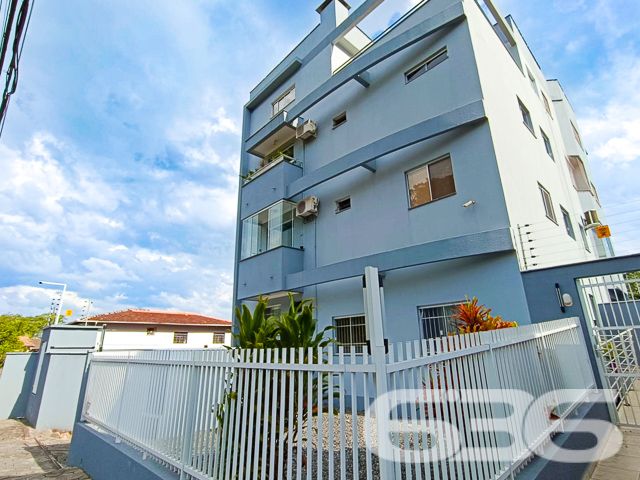 Descubra a Harmonia Perfeita Entre Conforto e Localização no Coração de Joinville

Apresentamos este exclusivo apartamento no bairro Anita Garibaldi, uma joia no coração de Joinville, SC. Este imóvel combina design moderno com funcionalidade.

O apartamento se destaca pela sua composição inteligente e moderna. A área de estar é convidativa, decorada com sutileza, integrando sala de jantar e estar com uma sacada que inclui churrasqueira, perfeita para momentos de lazer e convívio social. A cozinha, prática e funcional, está equipada com armários sob medida, otimizando cada espaço disponível.

Oferece dois quartos, incluindo uma suíte, garantindo privacidade e conforto. Todos os ambientes são bem iluminados e ventilados, com janelas que proporcionam uma excelente iluminação natural e vistas agradáveis da área externa. Os banheiros são modernos, com acabamentos de qualidade, e a área de serviço é separada, garantindo praticidade no dia a dia.

O condomínio oferece segurança completa com portão eletrônico, cerca elétrica e outras amenidades para garantir seu conforto e segurança.

Localizado próximo a importantes vias de acesso, o apartamento está a minutos de shoppings, escolas, hospitais e outros serviços essenciais, tornando-se uma escolha perfeita para famílias ou profissionais que buscam praticidade e qualidade de vida.

Com garagem coberta e permissão para animais, esta propriedade é ideal para quem procura um lar acolhedor e seguro em uma das áreas mais valorizadas de Joinville. Uma oportunidade única para quem valoriza conforto, localização e qualidade. Agende sua visita e venha conhecer o potencial completo deste belo apartamento.
 
636 NEGÓCIOS IMOBILIÁRIOS: A SUA MELHOR ESCOLHA
Com mais de 30 anos de experiência, a 636 Negócios Imobiliários é sua parceira ideal para encontrar o imóvel perfeito. Estamos prontos para ajudá-lo a fazer deste imóvel o seu novo lar.
 
Telefone: (47) 3451-0636
WhatsApp: (47) 99190-0636
 
Não perca esta oportunidade única. Visite nosso site para mais informações: i636.com.br