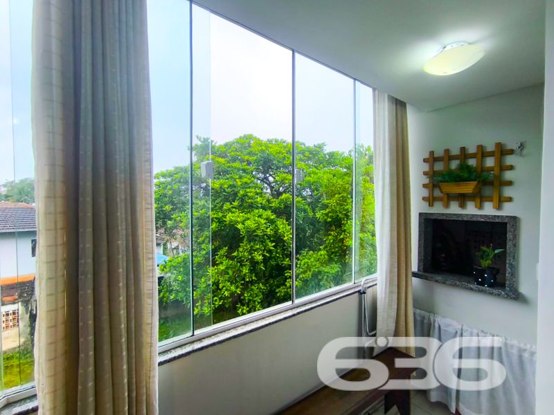 Descubra a Harmonia Perfeita Entre Conforto e Localização no Coração de Joinville

Apresentamos este exclusivo apartamento no bairro Anita Garibaldi, uma joia no coração de Joinville, SC. Este imóvel combina design moderno com funcionalidade.

O apartamento se destaca pela sua composição inteligente e moderna. A área de estar é convidativa, decorada com sutileza, integrando sala de jantar e estar com uma sacada que inclui churrasqueira, perfeita para momentos de lazer e convívio social. A cozinha, prática e funcional, está equipada com armários sob medida, otimizando cada espaço disponível.

Oferece dois quartos, incluindo uma suíte, garantindo privacidade e conforto. Todos os ambientes são bem iluminados e ventilados, com janelas que proporcionam uma excelente iluminação natural e vistas agradáveis da área externa. Os banheiros são modernos, com acabamentos de qualidade, e a área de serviço é separada, garantindo praticidade no dia a dia.

O condomínio oferece segurança completa com portão eletrônico, cerca elétrica e outras amenidades para garantir seu conforto e segurança.

Localizado próximo a importantes vias de acesso, o apartamento está a minutos de shoppings, escolas, hospitais e outros serviços essenciais, tornando-se uma escolha perfeita para famílias ou profissionais que buscam praticidade e qualidade de vida.

Com garagem coberta e permissão para animais, esta propriedade é ideal para quem procura um lar acolhedor e seguro em uma das áreas mais valorizadas de Joinville. Uma oportunidade única para quem valoriza conforto, localização e qualidade. Agende sua visita e venha conhecer o potencial completo deste belo apartamento.
 
636 NEGÓCIOS IMOBILIÁRIOS: A SUA MELHOR ESCOLHA
Com mais de 30 anos de experiência, a 636 Negócios Imobiliários é sua parceira ideal para encontrar o imóvel perfeito. Estamos prontos para ajudá-lo a fazer deste imóvel o seu novo lar.
 
Telefone: (47) 3451-0636
WhatsApp: (47) 99190-0636
 
Não perca esta oportunidade única. Visite nosso site para mais informações: i636.com.br