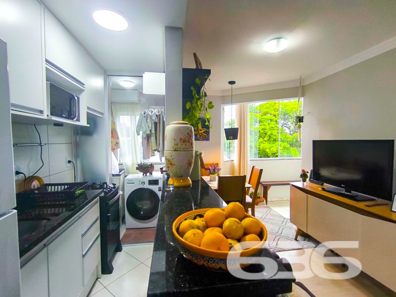 Descubra a Harmonia Perfeita Entre Conforto e Localização no Coração de Joinville

Apresentamos este exclusivo apartamento no bairro Anita Garibaldi, uma joia no coração de Joinville, SC. Este imóvel combina design moderno com funcionalidade.

O apartamento se destaca pela sua composição inteligente e moderna. A área de estar é convidativa, decorada com sutileza, integrando sala de jantar e estar com uma sacada que inclui churrasqueira, perfeita para momentos de lazer e convívio social. A cozinha, prática e funcional, está equipada com armários sob medida, otimizando cada espaço disponível.

Oferece dois quartos, incluindo uma suíte, garantindo privacidade e conforto. Todos os ambientes são bem iluminados e ventilados, com janelas que proporcionam uma excelente iluminação natural e vistas agradáveis da área externa. Os banheiros são modernos, com acabamentos de qualidade, e a área de serviço é separada, garantindo praticidade no dia a dia.

O condomínio oferece segurança completa com portão eletrônico, cerca elétrica e outras amenidades para garantir seu conforto e segurança.

Localizado próximo a importantes vias de acesso, o apartamento está a minutos de shoppings, escolas, hospitais e outros serviços essenciais, tornando-se uma escolha perfeita para famílias ou profissionais que buscam praticidade e qualidade de vida.

Com garagem coberta e permissão para animais, esta propriedade é ideal para quem procura um lar acolhedor e seguro em uma das áreas mais valorizadas de Joinville. Uma oportunidade única para quem valoriza conforto, localização e qualidade. Agende sua visita e venha conhecer o potencial completo deste belo apartamento.
 
636 NEGÓCIOS IMOBILIÁRIOS: A SUA MELHOR ESCOLHA
Com mais de 30 anos de experiência, a 636 Negócios Imobiliários é sua parceira ideal para encontrar o imóvel perfeito. Estamos prontos para ajudá-lo a fazer deste imóvel o seu novo lar.
 
Telefone: (47) 3451-0636
WhatsApp: (47) 99190-0636
 
Não perca esta oportunidade única. Visite nosso site para mais informações: i636.com.br