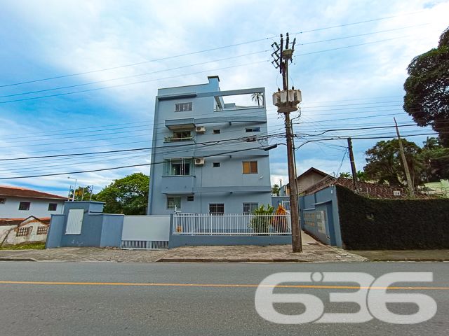 Descubra a Harmonia Perfeita Entre Conforto e Localização no Coração de Joinville

Apresentamos este exclusivo apartamento no bairro Anita Garibaldi, uma joia no coração de Joinville, SC. Este imóvel combina design moderno com funcionalidade.

O apartamento se destaca pela sua composição inteligente e moderna. A área de estar é convidativa, decorada com sutileza, integrando sala de jantar e estar com uma sacada que inclui churrasqueira, perfeita para momentos de lazer e convívio social. A cozinha, prática e funcional, está equipada com armários sob medida, otimizando cada espaço disponível.

Oferece dois quartos, incluindo uma suíte, garantindo privacidade e conforto. Todos os ambientes são bem iluminados e ventilados, com janelas que proporcionam uma excelente iluminação natural e vistas agradáveis da área externa. Os banheiros são modernos, com acabamentos de qualidade, e a área de serviço é separada, garantindo praticidade no dia a dia.

O condomínio oferece segurança completa com portão eletrônico, cerca elétrica e outras amenidades para garantir seu conforto e segurança.

Localizado próximo a importantes vias de acesso, o apartamento está a minutos de shoppings, escolas, hospitais e outros serviços essenciais, tornando-se uma escolha perfeita para famílias ou profissionais que buscam praticidade e qualidade de vida.

Com garagem coberta e permissão para animais, esta propriedade é ideal para quem procura um lar acolhedor e seguro em uma das áreas mais valorizadas de Joinville. Uma oportunidade única para quem valoriza conforto, localização e qualidade. Agende sua visita e venha conhecer o potencial completo deste belo apartamento.
 
636 NEGÓCIOS IMOBILIÁRIOS: A SUA MELHOR ESCOLHA
Com mais de 30 anos de experiência, a 636 Negócios Imobiliários é sua parceira ideal para encontrar o imóvel perfeito. Estamos prontos para ajudá-lo a fazer deste imóvel o seu novo lar.
 
Telefone: (47) 3451-0636
WhatsApp: (47) 99190-0636
 
Não perca esta oportunidade única. Visite nosso site para mais informações: i636.com.br