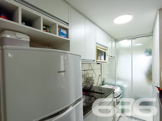 Descubra a Harmonia Perfeita Entre Conforto e Localização no Coração de Joinville

Apresentamos este exclusivo apartamento no bairro Anita Garibaldi, uma joia no coração de Joinville, SC. Este imóvel combina design moderno com funcionalidade.

O apartamento se destaca pela sua composição inteligente e moderna. A área de estar é convidativa, decorada com sutileza, integrando sala de jantar e estar com uma sacada que inclui churrasqueira, perfeita para momentos de lazer e convívio social. A cozinha, prática e funcional, está equipada com armários sob medida, otimizando cada espaço disponível.

Oferece dois quartos, incluindo uma suíte, garantindo privacidade e conforto. Todos os ambientes são bem iluminados e ventilados, com janelas que proporcionam uma excelente iluminação natural e vistas agradáveis da área externa. Os banheiros são modernos, com acabamentos de qualidade, e a área de serviço é separada, garantindo praticidade no dia a dia.

O condomínio oferece segurança completa com portão eletrônico, cerca elétrica e outras amenidades para garantir seu conforto e segurança.

Localizado próximo a importantes vias de acesso, o apartamento está a minutos de shoppings, escolas, hospitais e outros serviços essenciais, tornando-se uma escolha perfeita para famílias ou profissionais que buscam praticidade e qualidade de vida.

Com garagem coberta e permissão para animais, esta propriedade é ideal para quem procura um lar acolhedor e seguro em uma das áreas mais valorizadas de Joinville. Uma oportunidade única para quem valoriza conforto, localização e qualidade. Agende sua visita e venha conhecer o potencial completo deste belo apartamento.
 
636 NEGÓCIOS IMOBILIÁRIOS: A SUA MELHOR ESCOLHA
Com mais de 30 anos de experiência, a 636 Negócios Imobiliários é sua parceira ideal para encontrar o imóvel perfeito. Estamos prontos para ajudá-lo a fazer deste imóvel o seu novo lar.
 
Telefone: (47) 3451-0636
WhatsApp: (47) 99190-0636
 
Não perca esta oportunidade única. Visite nosso site para mais informações: i636.com.br