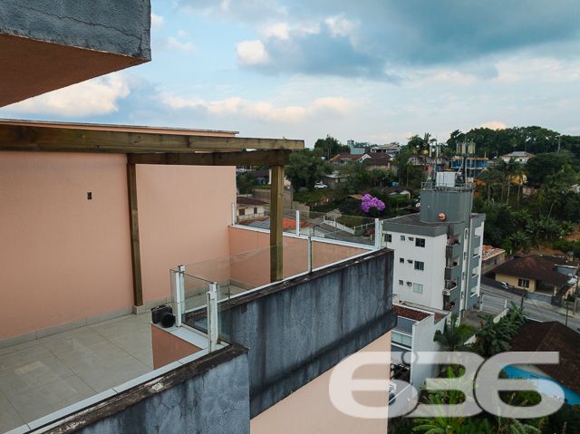 Descubra o espaço ideal para viver momentos inesquecíveis com a 636 Negócios Imobiliários. Apresentamos um apartamento no charmoso bairro Floresta, em Joinville - SC. Com design contemporâneo e funcionalidades pensadas para o seu conforto, este imóvel é a escolha perfeita para quem busca qualidade de vida aliada à comodidade.
Este apartamento é uma oportunidade única para quem busca uma moradia prática e moderna. Com um dormitório espaçoso, que se abre para um magnífico terraço, proporciona um ambiente perfeito para desfrutar de momentos relaxantes e contemplar a vista, oferecendo um cenário ideal para começar o dia com energias renovadas.
A área social do apartamento é composta por uma sala de estar e jantar integradas, criando um espaço fluido e acolhedor. A copa e a cozinha são conjugadas, otimizando o ambiente e garantindo praticidade no dia a dia. O piso cerâmico em todos os ambientes adiciona um toque de elegância e facilidade na manutenção.
A sacada do apartamento inclui uma churrasqueira, perfeita para reunir amigos e família em momentos especiais. O imóvel ainda conta com uma garagem coberta, protegendo seu veículo das intempéries.
Dentro do prédio, você terá acesso a um elevador, facilitando o dia a dia e garantindo acessibilidade. Para as famílias, a brinquedoteca é um espaço lúdico e seguro para as crianças se divertirem.
A localização é outro ponto alto deste imóvel. Situado em uma rua pavimentada e com acesso fácil às principais vias da cidade, você estará próximo a escolas, serviços públicos essenciais e opções de transporte público. Além disso, o bairro oferece uma variedade de comércios e serviços, facilitando sua rotina.
Para aqueles que valorizam a conexão, o apartamento está preparado para internet de alta velocidade, garantindo que você e sua família estejam sempre conectados.
Não perca a chance de conhecer este apartamento em Joinville, onde cada detalhe foi pensado para proporcionar a você e sua família o melhor em conforto e praticidade. Agende sua visita e venha sentir de perto tudo o que este maravilhoso imóvel tem a oferecer!
636 NEGÓCIOS IMOBILIÁRIOS: A SUA MELHOR ESCOLHA
Com mais de 30 anos de experiência, a 636 Negócios Imobiliários é sua parceira ideal para encontrar o imóvel perfeito. Estamos prontos para ajudá-lo a fazer deste imóvel o seu novo lar.
Telefone: (47) 3451-0636
WhatsApp: (47) 99190-0636
Não perca esta oportunidade única. Visite nosso site para mais informações: i636.com.br