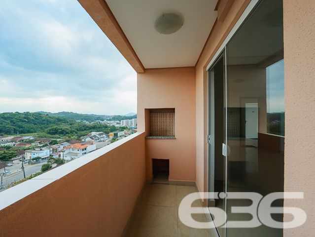 Descubra o espaço ideal para viver momentos inesquecíveis com a 636 Negócios Imobiliários. Apresentamos um apartamento no charmoso bairro Floresta, em Joinville - SC. Com design contemporâneo e funcionalidades pensadas para o seu conforto, este imóvel é a escolha perfeita para quem busca qualidade de vida aliada à comodidade.
Este apartamento é uma oportunidade única para quem busca uma moradia prática e moderna. Com um dormitório espaçoso, que se abre para um magnífico terraço, proporciona um ambiente perfeito para desfrutar de momentos relaxantes e contemplar a vista, oferecendo um cenário ideal para começar o dia com energias renovadas.
A área social do apartamento é composta por uma sala de estar e jantar integradas, criando um espaço fluido e acolhedor. A copa e a cozinha são conjugadas, otimizando o ambiente e garantindo praticidade no dia a dia. O piso cerâmico em todos os ambientes adiciona um toque de elegância e facilidade na manutenção.
A sacada do apartamento inclui uma churrasqueira, perfeita para reunir amigos e família em momentos especiais. O imóvel ainda conta com uma garagem coberta, protegendo seu veículo das intempéries.
Dentro do prédio, você terá acesso a um elevador, facilitando o dia a dia e garantindo acessibilidade. Para as famílias, a brinquedoteca é um espaço lúdico e seguro para as crianças se divertirem.
A localização é outro ponto alto deste imóvel. Situado em uma rua pavimentada e com acesso fácil às principais vias da cidade, você estará próximo a escolas, serviços públicos essenciais e opções de transporte público. Além disso, o bairro oferece uma variedade de comércios e serviços, facilitando sua rotina.
Para aqueles que valorizam a conexão, o apartamento está preparado para internet de alta velocidade, garantindo que você e sua família estejam sempre conectados.
Não perca a chance de conhecer este apartamento em Joinville, onde cada detalhe foi pensado para proporcionar a você e sua família o melhor em conforto e praticidade. Agende sua visita e venha sentir de perto tudo o que este maravilhoso imóvel tem a oferecer!
636 NEGÓCIOS IMOBILIÁRIOS: A SUA MELHOR ESCOLHA
Com mais de 30 anos de experiência, a 636 Negócios Imobiliários é sua parceira ideal para encontrar o imóvel perfeito. Estamos prontos para ajudá-lo a fazer deste imóvel o seu novo lar.
Telefone: (47) 3451-0636
WhatsApp: (47) 99190-0636
Não perca esta oportunidade única. Visite nosso site para mais informações: i636.com.br
