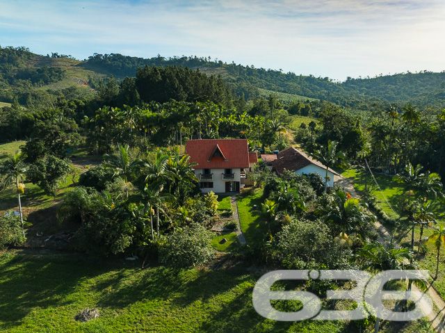 Apresentamos uma oportunidade excepcional para quem busca tranquilidade e conforto em um ambiente naturalmente deslumbrante. Este sítio localizado em São João do Itaperiú, SC, oferece uma área total de 100.000 m² de terreno plano, envolto em uma paisagem exuberante e benfeitorias que elevam a qualidade de vida no campo.

A chácara é composta por três residências, garantindo flexibilidade para hospedagem de familiares ou como potencial fonte de renda com locação. A casa principal é uma joia arquitetônica, com três pavimentos no estilo colonial, incluindo uma suíte master e mais uma suíte, ambos ricamente detalhados com madeira nobre de itaúba em portas, janelas e sacadas. Aquecimento solar e água de poço artesiano asseguram conforto e sustentabilidade.

As áreas de convivência são amplas e acolhedoras, com duas salas espaçosas, cozinha prática e lavabo, tudo sob a cobertura majestosa que confere charme e elegância ao ambiente. A propriedade também inclui uma segunda casa com dois quartos e uma cozinha conjugada com a sala, e uma terceira casa em fase de finalização, prometendo ainda mais espaço e comodidade.

Para os amantes do lazer ao ar livre, a chácara oferece uma piscina imersa na natureza, áreas de festa com churrasqueira e fogão a lenha, perfeitas para receber amigos e familiares. O terreno é adornado por um belo jardim, um pomar diversificado com várias frutíferas e até um ribeirão com nascente própria, além de dois tanques de peixes, ideal para os entusiastas da pesca.

Esta propriedade não é apenas uma casa, é um estilo de vida. Imersa em uma área com preservação legal, ela oferece privacidade, conforto e a infinita possibilidade de criar momentos inesquecíveis. Entre o canto dos pássaros e o murmurar das águas, o sítio é um convite para viver seus dias com mais plenitude e paz.

Venha conhecer seu novo lar no campo, onde cada amanhecer traz a promessa de um novo começo. Aguardamos seu contato para agendar uma visita e experimentar em primeira mão a beleza e tranquilidade que só a 636 Negócios Imobiliários pode oferecer.
 
636 NEGÓCIOS IMOBILIÁRIOS: A SUA MELHOR ESCOLHA
Com mais de 30 anos de experiência, a 636 Negócios Imobiliários é sua parceira ideal para encontrar o imóvel perfeito. Estamos prontos para ajudá-lo a fazer deste imóvel o seu novo lar.
 
Telefone: (47) 3451-0636
WhatsApp: (47) 99190-0636
 
Não perca esta oportunidade única. Visite nosso site para mais informações: i636.com.br