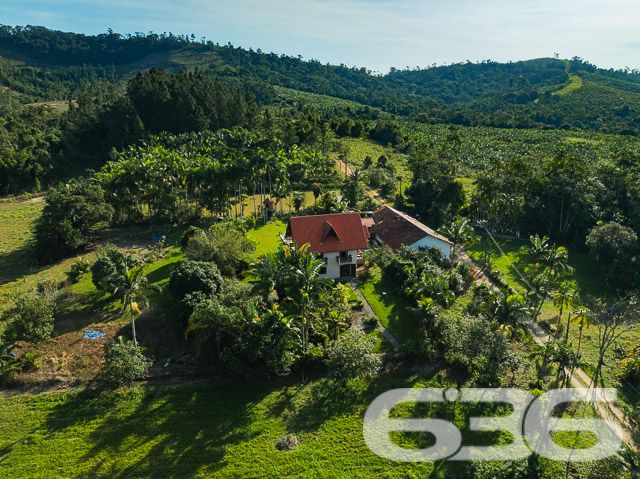 Apresentamos uma oportunidade excepcional para quem busca tranquilidade e conforto em um ambiente naturalmente deslumbrante. Este sítio localizado em São João do Itaperiú, SC, oferece uma área total de 100.000 m² de terreno plano, envolto em uma paisagem exuberante e benfeitorias que elevam a qualidade de vida no campo.

A chácara é composta por três residências, garantindo flexibilidade para hospedagem de familiares ou como potencial fonte de renda com locação. A casa principal é uma joia arquitetônica, com três pavimentos no estilo colonial, incluindo uma suíte master e mais uma suíte, ambos ricamente detalhados com madeira nobre de itaúba em portas, janelas e sacadas. Aquecimento solar e água de poço artesiano asseguram conforto e sustentabilidade.

As áreas de convivência são amplas e acolhedoras, com duas salas espaçosas, cozinha prática e lavabo, tudo sob a cobertura majestosa que confere charme e elegância ao ambiente. A propriedade também inclui uma segunda casa com dois quartos e uma cozinha conjugada com a sala, e uma terceira casa em fase de finalização, prometendo ainda mais espaço e comodidade.

Para os amantes do lazer ao ar livre, a chácara oferece uma piscina imersa na natureza, áreas de festa com churrasqueira e fogão a lenha, perfeitas para receber amigos e familiares. O terreno é adornado por um belo jardim, um pomar diversificado com várias frutíferas e até um ribeirão com nascente própria, além de dois tanques de peixes, ideal para os entusiastas da pesca.

Esta propriedade não é apenas uma casa, é um estilo de vida. Imersa em uma área com preservação legal, ela oferece privacidade, conforto e a infinita possibilidade de criar momentos inesquecíveis. Entre o canto dos pássaros e o murmurar das águas, o sítio é um convite para viver seus dias com mais plenitude e paz.

Venha conhecer seu novo lar no campo, onde cada amanhecer traz a promessa de um novo começo. Aguardamos seu contato para agendar uma visita e experimentar em primeira mão a beleza e tranquilidade que só a 636 Negócios Imobiliários pode oferecer.
 
636 NEGÓCIOS IMOBILIÁRIOS: A SUA MELHOR ESCOLHA
Com mais de 30 anos de experiência, a 636 Negócios Imobiliários é sua parceira ideal para encontrar o imóvel perfeito. Estamos prontos para ajudá-lo a fazer deste imóvel o seu novo lar.
 
Telefone: (47) 3451-0636
WhatsApp: (47) 99190-0636
 
Não perca esta oportunidade única. Visite nosso site para mais informações: i636.com.br