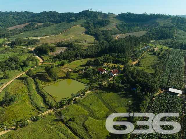 Apresentamos uma oportunidade excepcional para quem busca tranquilidade e conforto em um ambiente naturalmente deslumbrante. Este sítio localizado em São João do Itaperiú, SC, oferece uma área total de 100.000 m² de terreno plano, envolto em uma paisagem exuberante e benfeitorias que elevam a qualidade de vida no campo.

A chácara é composta por três residências, garantindo flexibilidade para hospedagem de familiares ou como potencial fonte de renda com locação. A casa principal é uma joia arquitetônica, com três pavimentos no estilo colonial, incluindo uma suíte master e mais uma suíte, ambos ricamente detalhados com madeira nobre de itaúba em portas, janelas e sacadas. Aquecimento solar e água de poço artesiano asseguram conforto e sustentabilidade.

As áreas de convivência são amplas e acolhedoras, com duas salas espaçosas, cozinha prática e lavabo, tudo sob a cobertura majestosa que confere charme e elegância ao ambiente. A propriedade também inclui uma segunda casa com dois quartos e uma cozinha conjugada com a sala, e uma terceira casa em fase de finalização, prometendo ainda mais espaço e comodidade.

Para os amantes do lazer ao ar livre, a chácara oferece uma piscina imersa na natureza, áreas de festa com churrasqueira e fogão a lenha, perfeitas para receber amigos e familiares. O terreno é adornado por um belo jardim, um pomar diversificado com várias frutíferas e até um ribeirão com nascente própria, além de dois tanques de peixes, ideal para os entusiastas da pesca.

Esta propriedade não é apenas uma casa, é um estilo de vida. Imersa em uma área com preservação legal, ela oferece privacidade, conforto e a infinita possibilidade de criar momentos inesquecíveis. Entre o canto dos pássaros e o murmurar das águas, o sítio é um convite para viver seus dias com mais plenitude e paz.

Venha conhecer seu novo lar no campo, onde cada amanhecer traz a promessa de um novo começo. Aguardamos seu contato para agendar uma visita e experimentar em primeira mão a beleza e tranquilidade que só a 636 Negócios Imobiliários pode oferecer.
 
636 NEGÓCIOS IMOBILIÁRIOS: A SUA MELHOR ESCOLHA
Com mais de 30 anos de experiência, a 636 Negócios Imobiliários é sua parceira ideal para encontrar o imóvel perfeito. Estamos prontos para ajudá-lo a fazer deste imóvel o seu novo lar.
 
Telefone: (47) 3451-0636
WhatsApp: (47) 99190-0636
 
Não perca esta oportunidade única. Visite nosso site para mais informações: i636.com.br