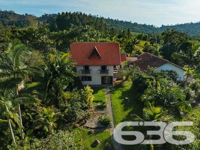 Apresentamos uma oportunidade excepcional para quem busca tranquilidade e conforto em um ambiente naturalmente deslumbrante. Este sítio localizado em São João do Itaperiú, SC, oferece uma área total de 100.000 m² de terreno plano, envolto em uma paisagem exuberante e benfeitorias que elevam a qualidade de vida no campo.

A chácara é composta por três residências, garantindo flexibilidade para hospedagem de familiares ou como potencial fonte de renda com locação. A casa principal é uma joia arquitetônica, com três pavimentos no estilo colonial, incluindo uma suíte master e mais uma suíte, ambos ricamente detalhados com madeira nobre de itaúba em portas, janelas e sacadas. Aquecimento solar e água de poço artesiano asseguram conforto e sustentabilidade.

As áreas de convivência são amplas e acolhedoras, com duas salas espaçosas, cozinha prática e lavabo, tudo sob a cobertura majestosa que confere charme e elegância ao ambiente. A propriedade também inclui uma segunda casa com dois quartos e uma cozinha conjugada com a sala, e uma terceira casa em fase de finalização, prometendo ainda mais espaço e comodidade.

Para os amantes do lazer ao ar livre, a chácara oferece uma piscina imersa na natureza, áreas de festa com churrasqueira e fogão a lenha, perfeitas para receber amigos e familiares. O terreno é adornado por um belo jardim, um pomar diversificado com várias frutíferas e até um ribeirão com nascente própria, além de dois tanques de peixes, ideal para os entusiastas da pesca.

Esta propriedade não é apenas uma casa, é um estilo de vida. Imersa em uma área com preservação legal, ela oferece privacidade, conforto e a infinita possibilidade de criar momentos inesquecíveis. Entre o canto dos pássaros e o murmurar das águas, o sítio é um convite para viver seus dias com mais plenitude e paz.

Venha conhecer seu novo lar no campo, onde cada amanhecer traz a promessa de um novo começo. Aguardamos seu contato para agendar uma visita e experimentar em primeira mão a beleza e tranquilidade que só a 636 Negócios Imobiliários pode oferecer.
 
636 NEGÓCIOS IMOBILIÁRIOS: A SUA MELHOR ESCOLHA
Com mais de 30 anos de experiência, a 636 Negócios Imobiliários é sua parceira ideal para encontrar o imóvel perfeito. Estamos prontos para ajudá-lo a fazer deste imóvel o seu novo lar.
 
Telefone: (47) 3451-0636
WhatsApp: (47) 99190-0636
 
Não perca esta oportunidade única. Visite nosso site para mais informações: i636.com.br