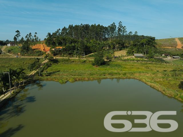 Apresentamos uma oportunidade excepcional para quem busca tranquilidade e conforto em um ambiente naturalmente deslumbrante. Este sítio localizado em São João do Itaperiú, SC, oferece uma área total de 100.000 m² de terreno plano, envolto em uma paisagem exuberante e benfeitorias que elevam a qualidade de vida no campo.

A chácara é composta por três residências, garantindo flexibilidade para hospedagem de familiares ou como potencial fonte de renda com locação. A casa principal é uma joia arquitetônica, com três pavimentos no estilo colonial, incluindo uma suíte master e mais uma suíte, ambos ricamente detalhados com madeira nobre de itaúba em portas, janelas e sacadas. Aquecimento solar e água de poço artesiano asseguram conforto e sustentabilidade.

As áreas de convivência são amplas e acolhedoras, com duas salas espaçosas, cozinha prática e lavabo, tudo sob a cobertura majestosa que confere charme e elegância ao ambiente. A propriedade também inclui uma segunda casa com dois quartos e uma cozinha conjugada com a sala, e uma terceira casa em fase de finalização, prometendo ainda mais espaço e comodidade.

Para os amantes do lazer ao ar livre, a chácara oferece uma piscina imersa na natureza, áreas de festa com churrasqueira e fogão a lenha, perfeitas para receber amigos e familiares. O terreno é adornado por um belo jardim, um pomar diversificado com várias frutíferas e até um ribeirão com nascente própria, além de dois tanques de peixes, ideal para os entusiastas da pesca.

Esta propriedade não é apenas uma casa, é um estilo de vida. Imersa em uma área com preservação legal, ela oferece privacidade, conforto e a infinita possibilidade de criar momentos inesquecíveis. Entre o canto dos pássaros e o murmurar das águas, o sítio é um convite para viver seus dias com mais plenitude e paz.

Venha conhecer seu novo lar no campo, onde cada amanhecer traz a promessa de um novo começo. Aguardamos seu contato para agendar uma visita e experimentar em primeira mão a beleza e tranquilidade que só a 636 Negócios Imobiliários pode oferecer.
 
636 NEGÓCIOS IMOBILIÁRIOS: A SUA MELHOR ESCOLHA
Com mais de 30 anos de experiência, a 636 Negócios Imobiliários é sua parceira ideal para encontrar o imóvel perfeito. Estamos prontos para ajudá-lo a fazer deste imóvel o seu novo lar.
 
Telefone: (47) 3451-0636
WhatsApp: (47) 99190-0636
 
Não perca esta oportunidade única. Visite nosso site para mais informações: i636.com.br