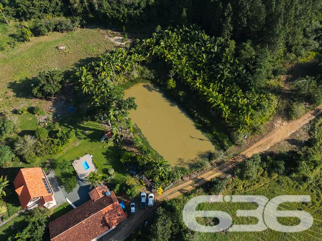 Apresentamos uma oportunidade excepcional para quem busca tranquilidade e conforto em um ambiente naturalmente deslumbrante. Este sítio localizado em São João do Itaperiú, SC, oferece uma área total de 100.000 m² de terreno plano, envolto em uma paisagem exuberante e benfeitorias que elevam a qualidade de vida no campo.

A chácara é composta por três residências, garantindo flexibilidade para hospedagem de familiares ou como potencial fonte de renda com locação. A casa principal é uma joia arquitetônica, com três pavimentos no estilo colonial, incluindo uma suíte master e mais uma suíte, ambos ricamente detalhados com madeira nobre de itaúba em portas, janelas e sacadas. Aquecimento solar e água de poço artesiano asseguram conforto e sustentabilidade.

As áreas de convivência são amplas e acolhedoras, com duas salas espaçosas, cozinha prática e lavabo, tudo sob a cobertura majestosa que confere charme e elegância ao ambiente. A propriedade também inclui uma segunda casa com dois quartos e uma cozinha conjugada com a sala, e uma terceira casa em fase de finalização, prometendo ainda mais espaço e comodidade.

Para os amantes do lazer ao ar livre, a chácara oferece uma piscina imersa na natureza, áreas de festa com churrasqueira e fogão a lenha, perfeitas para receber amigos e familiares. O terreno é adornado por um belo jardim, um pomar diversificado com várias frutíferas e até um ribeirão com nascente própria, além de dois tanques de peixes, ideal para os entusiastas da pesca.

Esta propriedade não é apenas uma casa, é um estilo de vida. Imersa em uma área com preservação legal, ela oferece privacidade, conforto e a infinita possibilidade de criar momentos inesquecíveis. Entre o canto dos pássaros e o murmurar das águas, o sítio é um convite para viver seus dias com mais plenitude e paz.

Venha conhecer seu novo lar no campo, onde cada amanhecer traz a promessa de um novo começo. Aguardamos seu contato para agendar uma visita e experimentar em primeira mão a beleza e tranquilidade que só a 636 Negócios Imobiliários pode oferecer.
 
636 NEGÓCIOS IMOBILIÁRIOS: A SUA MELHOR ESCOLHA
Com mais de 30 anos de experiência, a 636 Negócios Imobiliários é sua parceira ideal para encontrar o imóvel perfeito. Estamos prontos para ajudá-lo a fazer deste imóvel o seu novo lar.
 
Telefone: (47) 3451-0636
WhatsApp: (47) 99190-0636
 
Não perca esta oportunidade única. Visite nosso site para mais informações: i636.com.br