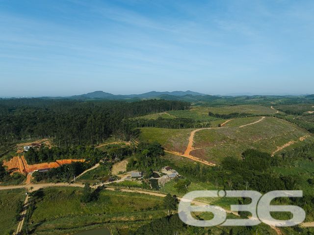 Apresentamos uma oportunidade excepcional para quem busca tranquilidade e conforto em um ambiente naturalmente deslumbrante. Este sítio localizado em São João do Itaperiú, SC, oferece uma área total de 100.000 m² de terreno plano, envolto em uma paisagem exuberante e benfeitorias que elevam a qualidade de vida no campo.

A chácara é composta por três residências, garantindo flexibilidade para hospedagem de familiares ou como potencial fonte de renda com locação. A casa principal é uma joia arquitetônica, com três pavimentos no estilo colonial, incluindo uma suíte master e mais uma suíte, ambos ricamente detalhados com madeira nobre de itaúba em portas, janelas e sacadas. Aquecimento solar e água de poço artesiano asseguram conforto e sustentabilidade.

As áreas de convivência são amplas e acolhedoras, com duas salas espaçosas, cozinha prática e lavabo, tudo sob a cobertura majestosa que confere charme e elegância ao ambiente. A propriedade também inclui uma segunda casa com dois quartos e uma cozinha conjugada com a sala, e uma terceira casa em fase de finalização, prometendo ainda mais espaço e comodidade.

Para os amantes do lazer ao ar livre, a chácara oferece uma piscina imersa na natureza, áreas de festa com churrasqueira e fogão a lenha, perfeitas para receber amigos e familiares. O terreno é adornado por um belo jardim, um pomar diversificado com várias frutíferas e até um ribeirão com nascente própria, além de dois tanques de peixes, ideal para os entusiastas da pesca.

Esta propriedade não é apenas uma casa, é um estilo de vida. Imersa em uma área com preservação legal, ela oferece privacidade, conforto e a infinita possibilidade de criar momentos inesquecíveis. Entre o canto dos pássaros e o murmurar das águas, o sítio é um convite para viver seus dias com mais plenitude e paz.

Venha conhecer seu novo lar no campo, onde cada amanhecer traz a promessa de um novo começo. Aguardamos seu contato para agendar uma visita e experimentar em primeira mão a beleza e tranquilidade que só a 636 Negócios Imobiliários pode oferecer.
 
636 NEGÓCIOS IMOBILIÁRIOS: A SUA MELHOR ESCOLHA
Com mais de 30 anos de experiência, a 636 Negócios Imobiliários é sua parceira ideal para encontrar o imóvel perfeito. Estamos prontos para ajudá-lo a fazer deste imóvel o seu novo lar.
 
Telefone: (47) 3451-0636
WhatsApp: (47) 99190-0636
 
Não perca esta oportunidade única. Visite nosso site para mais informações: i636.com.br