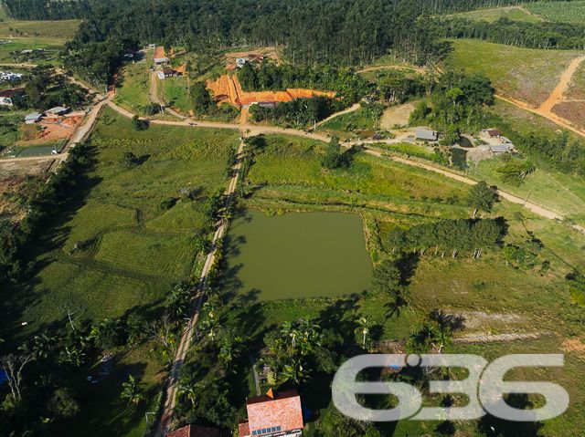Apresentamos uma oportunidade excepcional para quem busca tranquilidade e conforto em um ambiente naturalmente deslumbrante. Este sítio localizado em São João do Itaperiú, SC, oferece uma área total de 100.000 m² de terreno plano, envolto em uma paisagem exuberante e benfeitorias que elevam a qualidade de vida no campo.

A chácara é composta por três residências, garantindo flexibilidade para hospedagem de familiares ou como potencial fonte de renda com locação. A casa principal é uma joia arquitetônica, com três pavimentos no estilo colonial, incluindo uma suíte master e mais uma suíte, ambos ricamente detalhados com madeira nobre de itaúba em portas, janelas e sacadas. Aquecimento solar e água de poço artesiano asseguram conforto e sustentabilidade.

As áreas de convivência são amplas e acolhedoras, com duas salas espaçosas, cozinha prática e lavabo, tudo sob a cobertura majestosa que confere charme e elegância ao ambiente. A propriedade também inclui uma segunda casa com dois quartos e uma cozinha conjugada com a sala, e uma terceira casa em fase de finalização, prometendo ainda mais espaço e comodidade.

Para os amantes do lazer ao ar livre, a chácara oferece uma piscina imersa na natureza, áreas de festa com churrasqueira e fogão a lenha, perfeitas para receber amigos e familiares. O terreno é adornado por um belo jardim, um pomar diversificado com várias frutíferas e até um ribeirão com nascente própria, além de dois tanques de peixes, ideal para os entusiastas da pesca.

Esta propriedade não é apenas uma casa, é um estilo de vida. Imersa em uma área com preservação legal, ela oferece privacidade, conforto e a infinita possibilidade de criar momentos inesquecíveis. Entre o canto dos pássaros e o murmurar das águas, o sítio é um convite para viver seus dias com mais plenitude e paz.

Venha conhecer seu novo lar no campo, onde cada amanhecer traz a promessa de um novo começo. Aguardamos seu contato para agendar uma visita e experimentar em primeira mão a beleza e tranquilidade que só a 636 Negócios Imobiliários pode oferecer.
 
636 NEGÓCIOS IMOBILIÁRIOS: A SUA MELHOR ESCOLHA
Com mais de 30 anos de experiência, a 636 Negócios Imobiliários é sua parceira ideal para encontrar o imóvel perfeito. Estamos prontos para ajudá-lo a fazer deste imóvel o seu novo lar.
 
Telefone: (47) 3451-0636
WhatsApp: (47) 99190-0636
 
Não perca esta oportunidade única. Visite nosso site para mais informações: i636.com.br