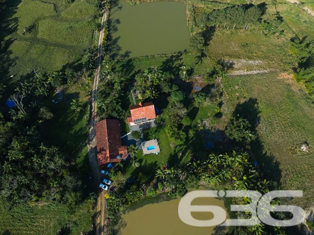 Apresentamos uma oportunidade excepcional para quem busca tranquilidade e conforto em um ambiente naturalmente deslumbrante. Este sítio localizado em São João do Itaperiú, SC, oferece uma área total de 100.000 m² de terreno plano, envolto em uma paisagem exuberante e benfeitorias que elevam a qualidade de vida no campo.

A chácara é composta por três residências, garantindo flexibilidade para hospedagem de familiares ou como potencial fonte de renda com locação. A casa principal é uma joia arquitetônica, com três pavimentos no estilo colonial, incluindo uma suíte master e mais uma suíte, ambos ricamente detalhados com madeira nobre de itaúba em portas, janelas e sacadas. Aquecimento solar e água de poço artesiano asseguram conforto e sustentabilidade.

As áreas de convivência são amplas e acolhedoras, com duas salas espaçosas, cozinha prática e lavabo, tudo sob a cobertura majestosa que confere charme e elegância ao ambiente. A propriedade também inclui uma segunda casa com dois quartos e uma cozinha conjugada com a sala, e uma terceira casa em fase de finalização, prometendo ainda mais espaço e comodidade.

Para os amantes do lazer ao ar livre, a chácara oferece uma piscina imersa na natureza, áreas de festa com churrasqueira e fogão a lenha, perfeitas para receber amigos e familiares. O terreno é adornado por um belo jardim, um pomar diversificado com várias frutíferas e até um ribeirão com nascente própria, além de dois tanques de peixes, ideal para os entusiastas da pesca.

Esta propriedade não é apenas uma casa, é um estilo de vida. Imersa em uma área com preservação legal, ela oferece privacidade, conforto e a infinita possibilidade de criar momentos inesquecíveis. Entre o canto dos pássaros e o murmurar das águas, o sítio é um convite para viver seus dias com mais plenitude e paz.

Venha conhecer seu novo lar no campo, onde cada amanhecer traz a promessa de um novo começo. Aguardamos seu contato para agendar uma visita e experimentar em primeira mão a beleza e tranquilidade que só a 636 Negócios Imobiliários pode oferecer.
 
636 NEGÓCIOS IMOBILIÁRIOS: A SUA MELHOR ESCOLHA
Com mais de 30 anos de experiência, a 636 Negócios Imobiliários é sua parceira ideal para encontrar o imóvel perfeito. Estamos prontos para ajudá-lo a fazer deste imóvel o seu novo lar.
 
Telefone: (47) 3451-0636
WhatsApp: (47) 99190-0636
 
Não perca esta oportunidade única. Visite nosso site para mais informações: i636.com.br