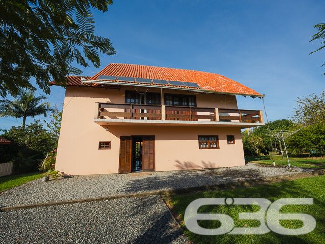 Apresentamos uma oportunidade excepcional para quem busca tranquilidade e conforto em um ambiente naturalmente deslumbrante. Este sítio localizado em São João do Itaperiú, SC, oferece uma área total de 100.000 m² de terreno plano, envolto em uma paisagem exuberante e benfeitorias que elevam a qualidade de vida no campo.

A chácara é composta por três residências, garantindo flexibilidade para hospedagem de familiares ou como potencial fonte de renda com locação. A casa principal é uma joia arquitetônica, com três pavimentos no estilo colonial, incluindo uma suíte master e mais uma suíte, ambos ricamente detalhados com madeira nobre de itaúba em portas, janelas e sacadas. Aquecimento solar e água de poço artesiano asseguram conforto e sustentabilidade.

As áreas de convivência são amplas e acolhedoras, com duas salas espaçosas, cozinha prática e lavabo, tudo sob a cobertura majestosa que confere charme e elegância ao ambiente. A propriedade também inclui uma segunda casa com dois quartos e uma cozinha conjugada com a sala, e uma terceira casa em fase de finalização, prometendo ainda mais espaço e comodidade.

Para os amantes do lazer ao ar livre, a chácara oferece uma piscina imersa na natureza, áreas de festa com churrasqueira e fogão a lenha, perfeitas para receber amigos e familiares. O terreno é adornado por um belo jardim, um pomar diversificado com várias frutíferas e até um ribeirão com nascente própria, além de dois tanques de peixes, ideal para os entusiastas da pesca.

Esta propriedade não é apenas uma casa, é um estilo de vida. Imersa em uma área com preservação legal, ela oferece privacidade, conforto e a infinita possibilidade de criar momentos inesquecíveis. Entre o canto dos pássaros e o murmurar das águas, o sítio é um convite para viver seus dias com mais plenitude e paz.

Venha conhecer seu novo lar no campo, onde cada amanhecer traz a promessa de um novo começo. Aguardamos seu contato para agendar uma visita e experimentar em primeira mão a beleza e tranquilidade que só a 636 Negócios Imobiliários pode oferecer.
 
636 NEGÓCIOS IMOBILIÁRIOS: A SUA MELHOR ESCOLHA
Com mais de 30 anos de experiência, a 636 Negócios Imobiliários é sua parceira ideal para encontrar o imóvel perfeito. Estamos prontos para ajudá-lo a fazer deste imóvel o seu novo lar.
 
Telefone: (47) 3451-0636
WhatsApp: (47) 99190-0636
 
Não perca esta oportunidade única. Visite nosso site para mais informações: i636.com.br