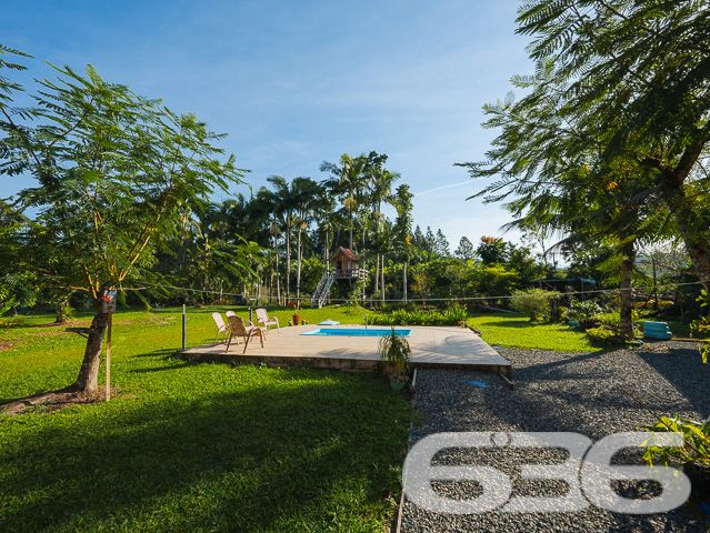Apresentamos uma oportunidade excepcional para quem busca tranquilidade e conforto em um ambiente naturalmente deslumbrante. Este sítio localizado em São João do Itaperiú, SC, oferece uma área total de 100.000 m² de terreno plano, envolto em uma paisagem exuberante e benfeitorias que elevam a qualidade de vida no campo.

A chácara é composta por três residências, garantindo flexibilidade para hospedagem de familiares ou como potencial fonte de renda com locação. A casa principal é uma joia arquitetônica, com três pavimentos no estilo colonial, incluindo uma suíte master e mais uma suíte, ambos ricamente detalhados com madeira nobre de itaúba em portas, janelas e sacadas. Aquecimento solar e água de poço artesiano asseguram conforto e sustentabilidade.

As áreas de convivência são amplas e acolhedoras, com duas salas espaçosas, cozinha prática e lavabo, tudo sob a cobertura majestosa que confere charme e elegância ao ambiente. A propriedade também inclui uma segunda casa com dois quartos e uma cozinha conjugada com a sala, e uma terceira casa em fase de finalização, prometendo ainda mais espaço e comodidade.

Para os amantes do lazer ao ar livre, a chácara oferece uma piscina imersa na natureza, áreas de festa com churrasqueira e fogão a lenha, perfeitas para receber amigos e familiares. O terreno é adornado por um belo jardim, um pomar diversificado com várias frutíferas e até um ribeirão com nascente própria, além de dois tanques de peixes, ideal para os entusiastas da pesca.

Esta propriedade não é apenas uma casa, é um estilo de vida. Imersa em uma área com preservação legal, ela oferece privacidade, conforto e a infinita possibilidade de criar momentos inesquecíveis. Entre o canto dos pássaros e o murmurar das águas, o sítio é um convite para viver seus dias com mais plenitude e paz.

Venha conhecer seu novo lar no campo, onde cada amanhecer traz a promessa de um novo começo. Aguardamos seu contato para agendar uma visita e experimentar em primeira mão a beleza e tranquilidade que só a 636 Negócios Imobiliários pode oferecer.
 
636 NEGÓCIOS IMOBILIÁRIOS: A SUA MELHOR ESCOLHA
Com mais de 30 anos de experiência, a 636 Negócios Imobiliários é sua parceira ideal para encontrar o imóvel perfeito. Estamos prontos para ajudá-lo a fazer deste imóvel o seu novo lar.
 
Telefone: (47) 3451-0636
WhatsApp: (47) 99190-0636
 
Não perca esta oportunidade única. Visite nosso site para mais informações: i636.com.br