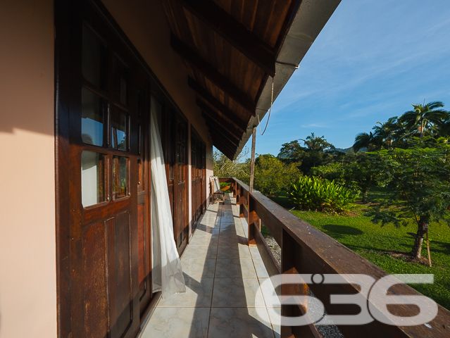 Apresentamos uma oportunidade excepcional para quem busca tranquilidade e conforto em um ambiente naturalmente deslumbrante. Este sítio localizado em São João do Itaperiú, SC, oferece uma área total de 100.000 m² de terreno plano, envolto em uma paisagem exuberante e benfeitorias que elevam a qualidade de vida no campo.

A chácara é composta por três residências, garantindo flexibilidade para hospedagem de familiares ou como potencial fonte de renda com locação. A casa principal é uma joia arquitetônica, com três pavimentos no estilo colonial, incluindo uma suíte master e mais uma suíte, ambos ricamente detalhados com madeira nobre de itaúba em portas, janelas e sacadas. Aquecimento solar e água de poço artesiano asseguram conforto e sustentabilidade.

As áreas de convivência são amplas e acolhedoras, com duas salas espaçosas, cozinha prática e lavabo, tudo sob a cobertura majestosa que confere charme e elegância ao ambiente. A propriedade também inclui uma segunda casa com dois quartos e uma cozinha conjugada com a sala, e uma terceira casa em fase de finalização, prometendo ainda mais espaço e comodidade.

Para os amantes do lazer ao ar livre, a chácara oferece uma piscina imersa na natureza, áreas de festa com churrasqueira e fogão a lenha, perfeitas para receber amigos e familiares. O terreno é adornado por um belo jardim, um pomar diversificado com várias frutíferas e até um ribeirão com nascente própria, além de dois tanques de peixes, ideal para os entusiastas da pesca.

Esta propriedade não é apenas uma casa, é um estilo de vida. Imersa em uma área com preservação legal, ela oferece privacidade, conforto e a infinita possibilidade de criar momentos inesquecíveis. Entre o canto dos pássaros e o murmurar das águas, o sítio é um convite para viver seus dias com mais plenitude e paz.

Venha conhecer seu novo lar no campo, onde cada amanhecer traz a promessa de um novo começo. Aguardamos seu contato para agendar uma visita e experimentar em primeira mão a beleza e tranquilidade que só a 636 Negócios Imobiliários pode oferecer.
 
636 NEGÓCIOS IMOBILIÁRIOS: A SUA MELHOR ESCOLHA
Com mais de 30 anos de experiência, a 636 Negócios Imobiliários é sua parceira ideal para encontrar o imóvel perfeito. Estamos prontos para ajudá-lo a fazer deste imóvel o seu novo lar.
 
Telefone: (47) 3451-0636
WhatsApp: (47) 99190-0636
 
Não perca esta oportunidade única. Visite nosso site para mais informações: i636.com.br