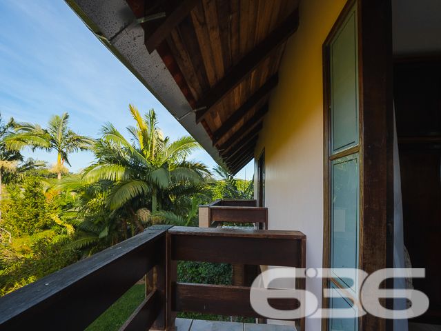 Apresentamos uma oportunidade excepcional para quem busca tranquilidade e conforto em um ambiente naturalmente deslumbrante. Este sítio localizado em São João do Itaperiú, SC, oferece uma área total de 100.000 m² de terreno plano, envolto em uma paisagem exuberante e benfeitorias que elevam a qualidade de vida no campo.

A chácara é composta por três residências, garantindo flexibilidade para hospedagem de familiares ou como potencial fonte de renda com locação. A casa principal é uma joia arquitetônica, com três pavimentos no estilo colonial, incluindo uma suíte master e mais uma suíte, ambos ricamente detalhados com madeira nobre de itaúba em portas, janelas e sacadas. Aquecimento solar e água de poço artesiano asseguram conforto e sustentabilidade.

As áreas de convivência são amplas e acolhedoras, com duas salas espaçosas, cozinha prática e lavabo, tudo sob a cobertura majestosa que confere charme e elegância ao ambiente. A propriedade também inclui uma segunda casa com dois quartos e uma cozinha conjugada com a sala, e uma terceira casa em fase de finalização, prometendo ainda mais espaço e comodidade.

Para os amantes do lazer ao ar livre, a chácara oferece uma piscina imersa na natureza, áreas de festa com churrasqueira e fogão a lenha, perfeitas para receber amigos e familiares. O terreno é adornado por um belo jardim, um pomar diversificado com várias frutíferas e até um ribeirão com nascente própria, além de dois tanques de peixes, ideal para os entusiastas da pesca.

Esta propriedade não é apenas uma casa, é um estilo de vida. Imersa em uma área com preservação legal, ela oferece privacidade, conforto e a infinita possibilidade de criar momentos inesquecíveis. Entre o canto dos pássaros e o murmurar das águas, o sítio é um convite para viver seus dias com mais plenitude e paz.

Venha conhecer seu novo lar no campo, onde cada amanhecer traz a promessa de um novo começo. Aguardamos seu contato para agendar uma visita e experimentar em primeira mão a beleza e tranquilidade que só a 636 Negócios Imobiliários pode oferecer.
 
636 NEGÓCIOS IMOBILIÁRIOS: A SUA MELHOR ESCOLHA
Com mais de 30 anos de experiência, a 636 Negócios Imobiliários é sua parceira ideal para encontrar o imóvel perfeito. Estamos prontos para ajudá-lo a fazer deste imóvel o seu novo lar.
 
Telefone: (47) 3451-0636
WhatsApp: (47) 99190-0636
 
Não perca esta oportunidade única. Visite nosso site para mais informações: i636.com.br