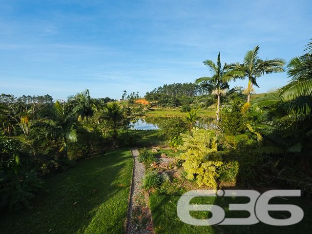 Apresentamos uma oportunidade excepcional para quem busca tranquilidade e conforto em um ambiente naturalmente deslumbrante. Este sítio localizado em São João do Itaperiú, SC, oferece uma área total de 100.000 m² de terreno plano, envolto em uma paisagem exuberante e benfeitorias que elevam a qualidade de vida no campo.

A chácara é composta por três residências, garantindo flexibilidade para hospedagem de familiares ou como potencial fonte de renda com locação. A casa principal é uma joia arquitetônica, com três pavimentos no estilo colonial, incluindo uma suíte master e mais uma suíte, ambos ricamente detalhados com madeira nobre de itaúba em portas, janelas e sacadas. Aquecimento solar e água de poço artesiano asseguram conforto e sustentabilidade.

As áreas de convivência são amplas e acolhedoras, com duas salas espaçosas, cozinha prática e lavabo, tudo sob a cobertura majestosa que confere charme e elegância ao ambiente. A propriedade também inclui uma segunda casa com dois quartos e uma cozinha conjugada com a sala, e uma terceira casa em fase de finalização, prometendo ainda mais espaço e comodidade.

Para os amantes do lazer ao ar livre, a chácara oferece uma piscina imersa na natureza, áreas de festa com churrasqueira e fogão a lenha, perfeitas para receber amigos e familiares. O terreno é adornado por um belo jardim, um pomar diversificado com várias frutíferas e até um ribeirão com nascente própria, além de dois tanques de peixes, ideal para os entusiastas da pesca.

Esta propriedade não é apenas uma casa, é um estilo de vida. Imersa em uma área com preservação legal, ela oferece privacidade, conforto e a infinita possibilidade de criar momentos inesquecíveis. Entre o canto dos pássaros e o murmurar das águas, o sítio é um convite para viver seus dias com mais plenitude e paz.

Venha conhecer seu novo lar no campo, onde cada amanhecer traz a promessa de um novo começo. Aguardamos seu contato para agendar uma visita e experimentar em primeira mão a beleza e tranquilidade que só a 636 Negócios Imobiliários pode oferecer.
 
636 NEGÓCIOS IMOBILIÁRIOS: A SUA MELHOR ESCOLHA
Com mais de 30 anos de experiência, a 636 Negócios Imobiliários é sua parceira ideal para encontrar o imóvel perfeito. Estamos prontos para ajudá-lo a fazer deste imóvel o seu novo lar.
 
Telefone: (47) 3451-0636
WhatsApp: (47) 99190-0636
 
Não perca esta oportunidade única. Visite nosso site para mais informações: i636.com.br