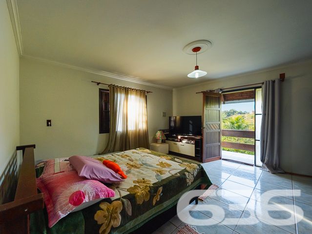 Apresentamos uma oportunidade excepcional para quem busca tranquilidade e conforto em um ambiente naturalmente deslumbrante. Este sítio localizado em São João do Itaperiú, SC, oferece uma área total de 100.000 m² de terreno plano, envolto em uma paisagem exuberante e benfeitorias que elevam a qualidade de vida no campo.

A chácara é composta por três residências, garantindo flexibilidade para hospedagem de familiares ou como potencial fonte de renda com locação. A casa principal é uma joia arquitetônica, com três pavimentos no estilo colonial, incluindo uma suíte master e mais uma suíte, ambos ricamente detalhados com madeira nobre de itaúba em portas, janelas e sacadas. Aquecimento solar e água de poço artesiano asseguram conforto e sustentabilidade.

As áreas de convivência são amplas e acolhedoras, com duas salas espaçosas, cozinha prática e lavabo, tudo sob a cobertura majestosa que confere charme e elegância ao ambiente. A propriedade também inclui uma segunda casa com dois quartos e uma cozinha conjugada com a sala, e uma terceira casa em fase de finalização, prometendo ainda mais espaço e comodidade.

Para os amantes do lazer ao ar livre, a chácara oferece uma piscina imersa na natureza, áreas de festa com churrasqueira e fogão a lenha, perfeitas para receber amigos e familiares. O terreno é adornado por um belo jardim, um pomar diversificado com várias frutíferas e até um ribeirão com nascente própria, além de dois tanques de peixes, ideal para os entusiastas da pesca.

Esta propriedade não é apenas uma casa, é um estilo de vida. Imersa em uma área com preservação legal, ela oferece privacidade, conforto e a infinita possibilidade de criar momentos inesquecíveis. Entre o canto dos pássaros e o murmurar das águas, o sítio é um convite para viver seus dias com mais plenitude e paz.

Venha conhecer seu novo lar no campo, onde cada amanhecer traz a promessa de um novo começo. Aguardamos seu contato para agendar uma visita e experimentar em primeira mão a beleza e tranquilidade que só a 636 Negócios Imobiliários pode oferecer.
 
636 NEGÓCIOS IMOBILIÁRIOS: A SUA MELHOR ESCOLHA
Com mais de 30 anos de experiência, a 636 Negócios Imobiliários é sua parceira ideal para encontrar o imóvel perfeito. Estamos prontos para ajudá-lo a fazer deste imóvel o seu novo lar.
 
Telefone: (47) 3451-0636
WhatsApp: (47) 99190-0636
 
Não perca esta oportunidade única. Visite nosso site para mais informações: i636.com.br