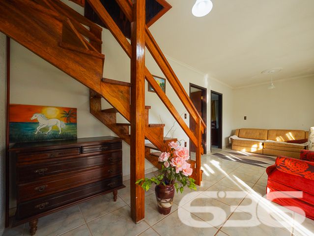 Apresentamos uma oportunidade excepcional para quem busca tranquilidade e conforto em um ambiente naturalmente deslumbrante. Este sítio localizado em São João do Itaperiú, SC, oferece uma área total de 100.000 m² de terreno plano, envolto em uma paisagem exuberante e benfeitorias que elevam a qualidade de vida no campo.

A chácara é composta por três residências, garantindo flexibilidade para hospedagem de familiares ou como potencial fonte de renda com locação. A casa principal é uma joia arquitetônica, com três pavimentos no estilo colonial, incluindo uma suíte master e mais uma suíte, ambos ricamente detalhados com madeira nobre de itaúba em portas, janelas e sacadas. Aquecimento solar e água de poço artesiano asseguram conforto e sustentabilidade.

As áreas de convivência são amplas e acolhedoras, com duas salas espaçosas, cozinha prática e lavabo, tudo sob a cobertura majestosa que confere charme e elegância ao ambiente. A propriedade também inclui uma segunda casa com dois quartos e uma cozinha conjugada com a sala, e uma terceira casa em fase de finalização, prometendo ainda mais espaço e comodidade.

Para os amantes do lazer ao ar livre, a chácara oferece uma piscina imersa na natureza, áreas de festa com churrasqueira e fogão a lenha, perfeitas para receber amigos e familiares. O terreno é adornado por um belo jardim, um pomar diversificado com várias frutíferas e até um ribeirão com nascente própria, além de dois tanques de peixes, ideal para os entusiastas da pesca.

Esta propriedade não é apenas uma casa, é um estilo de vida. Imersa em uma área com preservação legal, ela oferece privacidade, conforto e a infinita possibilidade de criar momentos inesquecíveis. Entre o canto dos pássaros e o murmurar das águas, o sítio é um convite para viver seus dias com mais plenitude e paz.

Venha conhecer seu novo lar no campo, onde cada amanhecer traz a promessa de um novo começo. Aguardamos seu contato para agendar uma visita e experimentar em primeira mão a beleza e tranquilidade que só a 636 Negócios Imobiliários pode oferecer.
 
636 NEGÓCIOS IMOBILIÁRIOS: A SUA MELHOR ESCOLHA
Com mais de 30 anos de experiência, a 636 Negócios Imobiliários é sua parceira ideal para encontrar o imóvel perfeito. Estamos prontos para ajudá-lo a fazer deste imóvel o seu novo lar.
 
Telefone: (47) 3451-0636
WhatsApp: (47) 99190-0636
 
Não perca esta oportunidade única. Visite nosso site para mais informações: i636.com.br