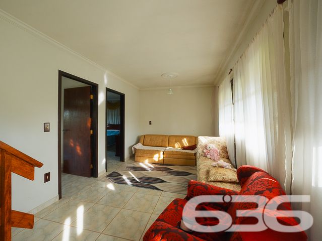 Apresentamos uma oportunidade excepcional para quem busca tranquilidade e conforto em um ambiente naturalmente deslumbrante. Este sítio localizado em São João do Itaperiú, SC, oferece uma área total de 100.000 m² de terreno plano, envolto em uma paisagem exuberante e benfeitorias que elevam a qualidade de vida no campo.

A chácara é composta por três residências, garantindo flexibilidade para hospedagem de familiares ou como potencial fonte de renda com locação. A casa principal é uma joia arquitetônica, com três pavimentos no estilo colonial, incluindo uma suíte master e mais uma suíte, ambos ricamente detalhados com madeira nobre de itaúba em portas, janelas e sacadas. Aquecimento solar e água de poço artesiano asseguram conforto e sustentabilidade.

As áreas de convivência são amplas e acolhedoras, com duas salas espaçosas, cozinha prática e lavabo, tudo sob a cobertura majestosa que confere charme e elegância ao ambiente. A propriedade também inclui uma segunda casa com dois quartos e uma cozinha conjugada com a sala, e uma terceira casa em fase de finalização, prometendo ainda mais espaço e comodidade.

Para os amantes do lazer ao ar livre, a chácara oferece uma piscina imersa na natureza, áreas de festa com churrasqueira e fogão a lenha, perfeitas para receber amigos e familiares. O terreno é adornado por um belo jardim, um pomar diversificado com várias frutíferas e até um ribeirão com nascente própria, além de dois tanques de peixes, ideal para os entusiastas da pesca.

Esta propriedade não é apenas uma casa, é um estilo de vida. Imersa em uma área com preservação legal, ela oferece privacidade, conforto e a infinita possibilidade de criar momentos inesquecíveis. Entre o canto dos pássaros e o murmurar das águas, o sítio é um convite para viver seus dias com mais plenitude e paz.

Venha conhecer seu novo lar no campo, onde cada amanhecer traz a promessa de um novo começo. Aguardamos seu contato para agendar uma visita e experimentar em primeira mão a beleza e tranquilidade que só a 636 Negócios Imobiliários pode oferecer.
 
636 NEGÓCIOS IMOBILIÁRIOS: A SUA MELHOR ESCOLHA
Com mais de 30 anos de experiência, a 636 Negócios Imobiliários é sua parceira ideal para encontrar o imóvel perfeito. Estamos prontos para ajudá-lo a fazer deste imóvel o seu novo lar.
 
Telefone: (47) 3451-0636
WhatsApp: (47) 99190-0636
 
Não perca esta oportunidade única. Visite nosso site para mais informações: i636.com.br