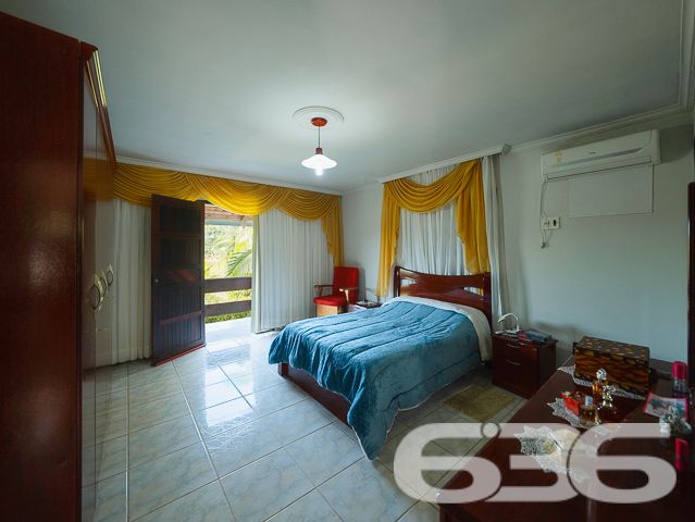 Apresentamos uma oportunidade excepcional para quem busca tranquilidade e conforto em um ambiente naturalmente deslumbrante. Este sítio localizado em São João do Itaperiú, SC, oferece uma área total de 100.000 m² de terreno plano, envolto em uma paisagem exuberante e benfeitorias que elevam a qualidade de vida no campo.

A chácara é composta por três residências, garantindo flexibilidade para hospedagem de familiares ou como potencial fonte de renda com locação. A casa principal é uma joia arquitetônica, com três pavimentos no estilo colonial, incluindo uma suíte master e mais uma suíte, ambos ricamente detalhados com madeira nobre de itaúba em portas, janelas e sacadas. Aquecimento solar e água de poço artesiano asseguram conforto e sustentabilidade.

As áreas de convivência são amplas e acolhedoras, com duas salas espaçosas, cozinha prática e lavabo, tudo sob a cobertura majestosa que confere charme e elegância ao ambiente. A propriedade também inclui uma segunda casa com dois quartos e uma cozinha conjugada com a sala, e uma terceira casa em fase de finalização, prometendo ainda mais espaço e comodidade.

Para os amantes do lazer ao ar livre, a chácara oferece uma piscina imersa na natureza, áreas de festa com churrasqueira e fogão a lenha, perfeitas para receber amigos e familiares. O terreno é adornado por um belo jardim, um pomar diversificado com várias frutíferas e até um ribeirão com nascente própria, além de dois tanques de peixes, ideal para os entusiastas da pesca.

Esta propriedade não é apenas uma casa, é um estilo de vida. Imersa em uma área com preservação legal, ela oferece privacidade, conforto e a infinita possibilidade de criar momentos inesquecíveis. Entre o canto dos pássaros e o murmurar das águas, o sítio é um convite para viver seus dias com mais plenitude e paz.

Venha conhecer seu novo lar no campo, onde cada amanhecer traz a promessa de um novo começo. Aguardamos seu contato para agendar uma visita e experimentar em primeira mão a beleza e tranquilidade que só a 636 Negócios Imobiliários pode oferecer.
 
636 NEGÓCIOS IMOBILIÁRIOS: A SUA MELHOR ESCOLHA
Com mais de 30 anos de experiência, a 636 Negócios Imobiliários é sua parceira ideal para encontrar o imóvel perfeito. Estamos prontos para ajudá-lo a fazer deste imóvel o seu novo lar.
 
Telefone: (47) 3451-0636
WhatsApp: (47) 99190-0636
 
Não perca esta oportunidade única. Visite nosso site para mais informações: i636.com.br