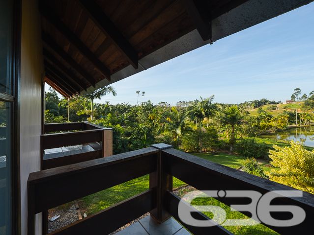 Apresentamos uma oportunidade excepcional para quem busca tranquilidade e conforto em um ambiente naturalmente deslumbrante. Este sítio localizado em São João do Itaperiú, SC, oferece uma área total de 100.000 m² de terreno plano, envolto em uma paisagem exuberante e benfeitorias que elevam a qualidade de vida no campo.

A chácara é composta por três residências, garantindo flexibilidade para hospedagem de familiares ou como potencial fonte de renda com locação. A casa principal é uma joia arquitetônica, com três pavimentos no estilo colonial, incluindo uma suíte master e mais uma suíte, ambos ricamente detalhados com madeira nobre de itaúba em portas, janelas e sacadas. Aquecimento solar e água de poço artesiano asseguram conforto e sustentabilidade.

As áreas de convivência são amplas e acolhedoras, com duas salas espaçosas, cozinha prática e lavabo, tudo sob a cobertura majestosa que confere charme e elegância ao ambiente. A propriedade também inclui uma segunda casa com dois quartos e uma cozinha conjugada com a sala, e uma terceira casa em fase de finalização, prometendo ainda mais espaço e comodidade.

Para os amantes do lazer ao ar livre, a chácara oferece uma piscina imersa na natureza, áreas de festa com churrasqueira e fogão a lenha, perfeitas para receber amigos e familiares. O terreno é adornado por um belo jardim, um pomar diversificado com várias frutíferas e até um ribeirão com nascente própria, além de dois tanques de peixes, ideal para os entusiastas da pesca.

Esta propriedade não é apenas uma casa, é um estilo de vida. Imersa em uma área com preservação legal, ela oferece privacidade, conforto e a infinita possibilidade de criar momentos inesquecíveis. Entre o canto dos pássaros e o murmurar das águas, o sítio é um convite para viver seus dias com mais plenitude e paz.

Venha conhecer seu novo lar no campo, onde cada amanhecer traz a promessa de um novo começo. Aguardamos seu contato para agendar uma visita e experimentar em primeira mão a beleza e tranquilidade que só a 636 Negócios Imobiliários pode oferecer.
 
636 NEGÓCIOS IMOBILIÁRIOS: A SUA MELHOR ESCOLHA
Com mais de 30 anos de experiência, a 636 Negócios Imobiliários é sua parceira ideal para encontrar o imóvel perfeito. Estamos prontos para ajudá-lo a fazer deste imóvel o seu novo lar.
 
Telefone: (47) 3451-0636
WhatsApp: (47) 99190-0636
 
Não perca esta oportunidade única. Visite nosso site para mais informações: i636.com.br