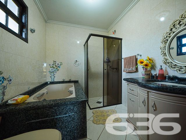 Apresentamos uma oportunidade excepcional para quem busca tranquilidade e conforto em um ambiente naturalmente deslumbrante. Este sítio localizado em São João do Itaperiú, SC, oferece uma área total de 100.000 m² de terreno plano, envolto em uma paisagem exuberante e benfeitorias que elevam a qualidade de vida no campo.

A chácara é composta por três residências, garantindo flexibilidade para hospedagem de familiares ou como potencial fonte de renda com locação. A casa principal é uma joia arquitetônica, com três pavimentos no estilo colonial, incluindo uma suíte master e mais uma suíte, ambos ricamente detalhados com madeira nobre de itaúba em portas, janelas e sacadas. Aquecimento solar e água de poço artesiano asseguram conforto e sustentabilidade.

As áreas de convivência são amplas e acolhedoras, com duas salas espaçosas, cozinha prática e lavabo, tudo sob a cobertura majestosa que confere charme e elegância ao ambiente. A propriedade também inclui uma segunda casa com dois quartos e uma cozinha conjugada com a sala, e uma terceira casa em fase de finalização, prometendo ainda mais espaço e comodidade.

Para os amantes do lazer ao ar livre, a chácara oferece uma piscina imersa na natureza, áreas de festa com churrasqueira e fogão a lenha, perfeitas para receber amigos e familiares. O terreno é adornado por um belo jardim, um pomar diversificado com várias frutíferas e até um ribeirão com nascente própria, além de dois tanques de peixes, ideal para os entusiastas da pesca.

Esta propriedade não é apenas uma casa, é um estilo de vida. Imersa em uma área com preservação legal, ela oferece privacidade, conforto e a infinita possibilidade de criar momentos inesquecíveis. Entre o canto dos pássaros e o murmurar das águas, o sítio é um convite para viver seus dias com mais plenitude e paz.

Venha conhecer seu novo lar no campo, onde cada amanhecer traz a promessa de um novo começo. Aguardamos seu contato para agendar uma visita e experimentar em primeira mão a beleza e tranquilidade que só a 636 Negócios Imobiliários pode oferecer.
 
636 NEGÓCIOS IMOBILIÁRIOS: A SUA MELHOR ESCOLHA
Com mais de 30 anos de experiência, a 636 Negócios Imobiliários é sua parceira ideal para encontrar o imóvel perfeito. Estamos prontos para ajudá-lo a fazer deste imóvel o seu novo lar.
 
Telefone: (47) 3451-0636
WhatsApp: (47) 99190-0636
 
Não perca esta oportunidade única. Visite nosso site para mais informações: i636.com.br