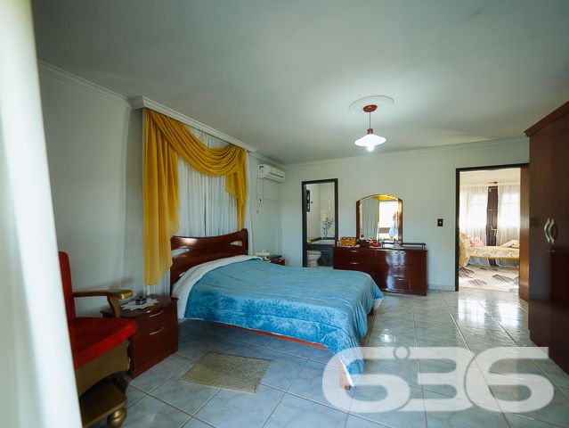 Apresentamos uma oportunidade excepcional para quem busca tranquilidade e conforto em um ambiente naturalmente deslumbrante. Este sítio localizado em São João do Itaperiú, SC, oferece uma área total de 100.000 m² de terreno plano, envolto em uma paisagem exuberante e benfeitorias que elevam a qualidade de vida no campo.

A chácara é composta por três residências, garantindo flexibilidade para hospedagem de familiares ou como potencial fonte de renda com locação. A casa principal é uma joia arquitetônica, com três pavimentos no estilo colonial, incluindo uma suíte master e mais uma suíte, ambos ricamente detalhados com madeira nobre de itaúba em portas, janelas e sacadas. Aquecimento solar e água de poço artesiano asseguram conforto e sustentabilidade.

As áreas de convivência são amplas e acolhedoras, com duas salas espaçosas, cozinha prática e lavabo, tudo sob a cobertura majestosa que confere charme e elegância ao ambiente. A propriedade também inclui uma segunda casa com dois quartos e uma cozinha conjugada com a sala, e uma terceira casa em fase de finalização, prometendo ainda mais espaço e comodidade.

Para os amantes do lazer ao ar livre, a chácara oferece uma piscina imersa na natureza, áreas de festa com churrasqueira e fogão a lenha, perfeitas para receber amigos e familiares. O terreno é adornado por um belo jardim, um pomar diversificado com várias frutíferas e até um ribeirão com nascente própria, além de dois tanques de peixes, ideal para os entusiastas da pesca.

Esta propriedade não é apenas uma casa, é um estilo de vida. Imersa em uma área com preservação legal, ela oferece privacidade, conforto e a infinita possibilidade de criar momentos inesquecíveis. Entre o canto dos pássaros e o murmurar das águas, o sítio é um convite para viver seus dias com mais plenitude e paz.

Venha conhecer seu novo lar no campo, onde cada amanhecer traz a promessa de um novo começo. Aguardamos seu contato para agendar uma visita e experimentar em primeira mão a beleza e tranquilidade que só a 636 Negócios Imobiliários pode oferecer.
 
636 NEGÓCIOS IMOBILIÁRIOS: A SUA MELHOR ESCOLHA
Com mais de 30 anos de experiência, a 636 Negócios Imobiliários é sua parceira ideal para encontrar o imóvel perfeito. Estamos prontos para ajudá-lo a fazer deste imóvel o seu novo lar.
 
Telefone: (47) 3451-0636
WhatsApp: (47) 99190-0636
 
Não perca esta oportunidade única. Visite nosso site para mais informações: i636.com.br