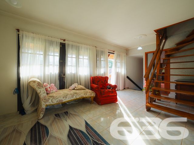 Apresentamos uma oportunidade excepcional para quem busca tranquilidade e conforto em um ambiente naturalmente deslumbrante. Este sítio localizado em São João do Itaperiú, SC, oferece uma área total de 100.000 m² de terreno plano, envolto em uma paisagem exuberante e benfeitorias que elevam a qualidade de vida no campo.

A chácara é composta por três residências, garantindo flexibilidade para hospedagem de familiares ou como potencial fonte de renda com locação. A casa principal é uma joia arquitetônica, com três pavimentos no estilo colonial, incluindo uma suíte master e mais uma suíte, ambos ricamente detalhados com madeira nobre de itaúba em portas, janelas e sacadas. Aquecimento solar e água de poço artesiano asseguram conforto e sustentabilidade.

As áreas de convivência são amplas e acolhedoras, com duas salas espaçosas, cozinha prática e lavabo, tudo sob a cobertura majestosa que confere charme e elegância ao ambiente. A propriedade também inclui uma segunda casa com dois quartos e uma cozinha conjugada com a sala, e uma terceira casa em fase de finalização, prometendo ainda mais espaço e comodidade.

Para os amantes do lazer ao ar livre, a chácara oferece uma piscina imersa na natureza, áreas de festa com churrasqueira e fogão a lenha, perfeitas para receber amigos e familiares. O terreno é adornado por um belo jardim, um pomar diversificado com várias frutíferas e até um ribeirão com nascente própria, além de dois tanques de peixes, ideal para os entusiastas da pesca.

Esta propriedade não é apenas uma casa, é um estilo de vida. Imersa em uma área com preservação legal, ela oferece privacidade, conforto e a infinita possibilidade de criar momentos inesquecíveis. Entre o canto dos pássaros e o murmurar das águas, o sítio é um convite para viver seus dias com mais plenitude e paz.

Venha conhecer seu novo lar no campo, onde cada amanhecer traz a promessa de um novo começo. Aguardamos seu contato para agendar uma visita e experimentar em primeira mão a beleza e tranquilidade que só a 636 Negócios Imobiliários pode oferecer.
 
636 NEGÓCIOS IMOBILIÁRIOS: A SUA MELHOR ESCOLHA
Com mais de 30 anos de experiência, a 636 Negócios Imobiliários é sua parceira ideal para encontrar o imóvel perfeito. Estamos prontos para ajudá-lo a fazer deste imóvel o seu novo lar.
 
Telefone: (47) 3451-0636
WhatsApp: (47) 99190-0636
 
Não perca esta oportunidade única. Visite nosso site para mais informações: i636.com.br