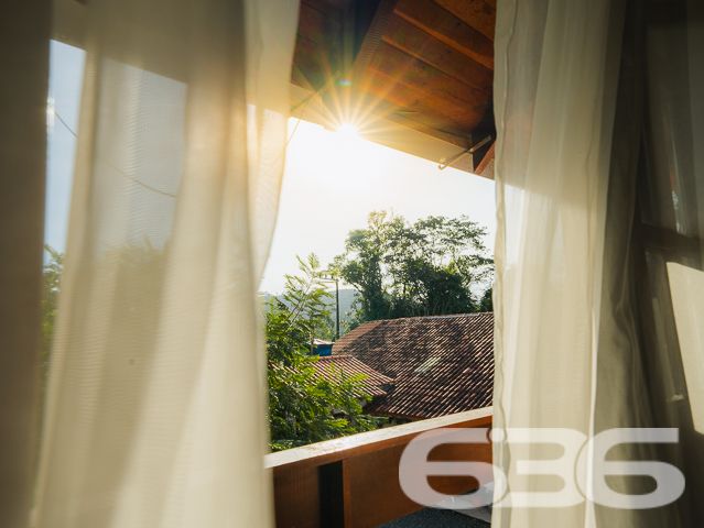 Apresentamos uma oportunidade excepcional para quem busca tranquilidade e conforto em um ambiente naturalmente deslumbrante. Este sítio localizado em São João do Itaperiú, SC, oferece uma área total de 100.000 m² de terreno plano, envolto em uma paisagem exuberante e benfeitorias que elevam a qualidade de vida no campo.

A chácara é composta por três residências, garantindo flexibilidade para hospedagem de familiares ou como potencial fonte de renda com locação. A casa principal é uma joia arquitetônica, com três pavimentos no estilo colonial, incluindo uma suíte master e mais uma suíte, ambos ricamente detalhados com madeira nobre de itaúba em portas, janelas e sacadas. Aquecimento solar e água de poço artesiano asseguram conforto e sustentabilidade.

As áreas de convivência são amplas e acolhedoras, com duas salas espaçosas, cozinha prática e lavabo, tudo sob a cobertura majestosa que confere charme e elegância ao ambiente. A propriedade também inclui uma segunda casa com dois quartos e uma cozinha conjugada com a sala, e uma terceira casa em fase de finalização, prometendo ainda mais espaço e comodidade.

Para os amantes do lazer ao ar livre, a chácara oferece uma piscina imersa na natureza, áreas de festa com churrasqueira e fogão a lenha, perfeitas para receber amigos e familiares. O terreno é adornado por um belo jardim, um pomar diversificado com várias frutíferas e até um ribeirão com nascente própria, além de dois tanques de peixes, ideal para os entusiastas da pesca.

Esta propriedade não é apenas uma casa, é um estilo de vida. Imersa em uma área com preservação legal, ela oferece privacidade, conforto e a infinita possibilidade de criar momentos inesquecíveis. Entre o canto dos pássaros e o murmurar das águas, o sítio é um convite para viver seus dias com mais plenitude e paz.

Venha conhecer seu novo lar no campo, onde cada amanhecer traz a promessa de um novo começo. Aguardamos seu contato para agendar uma visita e experimentar em primeira mão a beleza e tranquilidade que só a 636 Negócios Imobiliários pode oferecer.
 
636 NEGÓCIOS IMOBILIÁRIOS: A SUA MELHOR ESCOLHA
Com mais de 30 anos de experiência, a 636 Negócios Imobiliários é sua parceira ideal para encontrar o imóvel perfeito. Estamos prontos para ajudá-lo a fazer deste imóvel o seu novo lar.
 
Telefone: (47) 3451-0636
WhatsApp: (47) 99190-0636
 
Não perca esta oportunidade única. Visite nosso site para mais informações: i636.com.br
