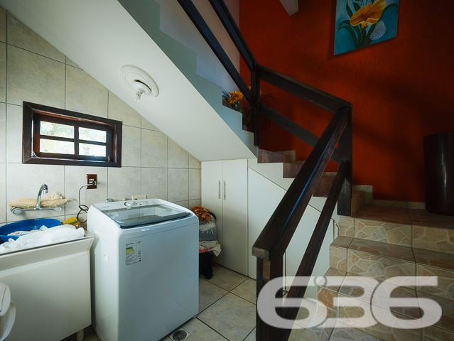 Apresentamos uma oportunidade excepcional para quem busca tranquilidade e conforto em um ambiente naturalmente deslumbrante. Este sítio localizado em São João do Itaperiú, SC, oferece uma área total de 100.000 m² de terreno plano, envolto em uma paisagem exuberante e benfeitorias que elevam a qualidade de vida no campo.

A chácara é composta por três residências, garantindo flexibilidade para hospedagem de familiares ou como potencial fonte de renda com locação. A casa principal é uma joia arquitetônica, com três pavimentos no estilo colonial, incluindo uma suíte master e mais uma suíte, ambos ricamente detalhados com madeira nobre de itaúba em portas, janelas e sacadas. Aquecimento solar e água de poço artesiano asseguram conforto e sustentabilidade.

As áreas de convivência são amplas e acolhedoras, com duas salas espaçosas, cozinha prática e lavabo, tudo sob a cobertura majestosa que confere charme e elegância ao ambiente. A propriedade também inclui uma segunda casa com dois quartos e uma cozinha conjugada com a sala, e uma terceira casa em fase de finalização, prometendo ainda mais espaço e comodidade.

Para os amantes do lazer ao ar livre, a chácara oferece uma piscina imersa na natureza, áreas de festa com churrasqueira e fogão a lenha, perfeitas para receber amigos e familiares. O terreno é adornado por um belo jardim, um pomar diversificado com várias frutíferas e até um ribeirão com nascente própria, além de dois tanques de peixes, ideal para os entusiastas da pesca.

Esta propriedade não é apenas uma casa, é um estilo de vida. Imersa em uma área com preservação legal, ela oferece privacidade, conforto e a infinita possibilidade de criar momentos inesquecíveis. Entre o canto dos pássaros e o murmurar das águas, o sítio é um convite para viver seus dias com mais plenitude e paz.

Venha conhecer seu novo lar no campo, onde cada amanhecer traz a promessa de um novo começo. Aguardamos seu contato para agendar uma visita e experimentar em primeira mão a beleza e tranquilidade que só a 636 Negócios Imobiliários pode oferecer.
 
636 NEGÓCIOS IMOBILIÁRIOS: A SUA MELHOR ESCOLHA
Com mais de 30 anos de experiência, a 636 Negócios Imobiliários é sua parceira ideal para encontrar o imóvel perfeito. Estamos prontos para ajudá-lo a fazer deste imóvel o seu novo lar.
 
Telefone: (47) 3451-0636
WhatsApp: (47) 99190-0636
 
Não perca esta oportunidade única. Visite nosso site para mais informações: i636.com.br