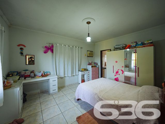 Apresentamos uma oportunidade excepcional para quem busca tranquilidade e conforto em um ambiente naturalmente deslumbrante. Este sítio localizado em São João do Itaperiú, SC, oferece uma área total de 100.000 m² de terreno plano, envolto em uma paisagem exuberante e benfeitorias que elevam a qualidade de vida no campo.

A chácara é composta por três residências, garantindo flexibilidade para hospedagem de familiares ou como potencial fonte de renda com locação. A casa principal é uma joia arquitetônica, com três pavimentos no estilo colonial, incluindo uma suíte master e mais uma suíte, ambos ricamente detalhados com madeira nobre de itaúba em portas, janelas e sacadas. Aquecimento solar e água de poço artesiano asseguram conforto e sustentabilidade.

As áreas de convivência são amplas e acolhedoras, com duas salas espaçosas, cozinha prática e lavabo, tudo sob a cobertura majestosa que confere charme e elegância ao ambiente. A propriedade também inclui uma segunda casa com dois quartos e uma cozinha conjugada com a sala, e uma terceira casa em fase de finalização, prometendo ainda mais espaço e comodidade.

Para os amantes do lazer ao ar livre, a chácara oferece uma piscina imersa na natureza, áreas de festa com churrasqueira e fogão a lenha, perfeitas para receber amigos e familiares. O terreno é adornado por um belo jardim, um pomar diversificado com várias frutíferas e até um ribeirão com nascente própria, além de dois tanques de peixes, ideal para os entusiastas da pesca.

Esta propriedade não é apenas uma casa, é um estilo de vida. Imersa em uma área com preservação legal, ela oferece privacidade, conforto e a infinita possibilidade de criar momentos inesquecíveis. Entre o canto dos pássaros e o murmurar das águas, o sítio é um convite para viver seus dias com mais plenitude e paz.

Venha conhecer seu novo lar no campo, onde cada amanhecer traz a promessa de um novo começo. Aguardamos seu contato para agendar uma visita e experimentar em primeira mão a beleza e tranquilidade que só a 636 Negócios Imobiliários pode oferecer.
 
636 NEGÓCIOS IMOBILIÁRIOS: A SUA MELHOR ESCOLHA
Com mais de 30 anos de experiência, a 636 Negócios Imobiliários é sua parceira ideal para encontrar o imóvel perfeito. Estamos prontos para ajudá-lo a fazer deste imóvel o seu novo lar.
 
Telefone: (47) 3451-0636
WhatsApp: (47) 99190-0636
 
Não perca esta oportunidade única. Visite nosso site para mais informações: i636.com.br