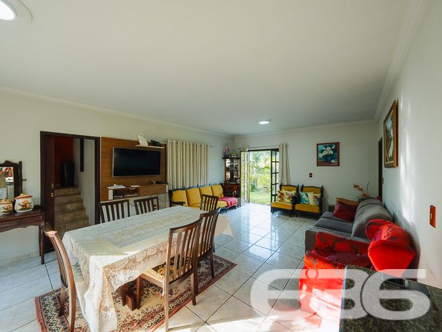 Apresentamos uma oportunidade excepcional para quem busca tranquilidade e conforto em um ambiente naturalmente deslumbrante. Este sítio localizado em São João do Itaperiú, SC, oferece uma área total de 100.000 m² de terreno plano, envolto em uma paisagem exuberante e benfeitorias que elevam a qualidade de vida no campo.

A chácara é composta por três residências, garantindo flexibilidade para hospedagem de familiares ou como potencial fonte de renda com locação. A casa principal é uma joia arquitetônica, com três pavimentos no estilo colonial, incluindo uma suíte master e mais uma suíte, ambos ricamente detalhados com madeira nobre de itaúba em portas, janelas e sacadas. Aquecimento solar e água de poço artesiano asseguram conforto e sustentabilidade.

As áreas de convivência são amplas e acolhedoras, com duas salas espaçosas, cozinha prática e lavabo, tudo sob a cobertura majestosa que confere charme e elegância ao ambiente. A propriedade também inclui uma segunda casa com dois quartos e uma cozinha conjugada com a sala, e uma terceira casa em fase de finalização, prometendo ainda mais espaço e comodidade.

Para os amantes do lazer ao ar livre, a chácara oferece uma piscina imersa na natureza, áreas de festa com churrasqueira e fogão a lenha, perfeitas para receber amigos e familiares. O terreno é adornado por um belo jardim, um pomar diversificado com várias frutíferas e até um ribeirão com nascente própria, além de dois tanques de peixes, ideal para os entusiastas da pesca.

Esta propriedade não é apenas uma casa, é um estilo de vida. Imersa em uma área com preservação legal, ela oferece privacidade, conforto e a infinita possibilidade de criar momentos inesquecíveis. Entre o canto dos pássaros e o murmurar das águas, o sítio é um convite para viver seus dias com mais plenitude e paz.

Venha conhecer seu novo lar no campo, onde cada amanhecer traz a promessa de um novo começo. Aguardamos seu contato para agendar uma visita e experimentar em primeira mão a beleza e tranquilidade que só a 636 Negócios Imobiliários pode oferecer.
 
636 NEGÓCIOS IMOBILIÁRIOS: A SUA MELHOR ESCOLHA
Com mais de 30 anos de experiência, a 636 Negócios Imobiliários é sua parceira ideal para encontrar o imóvel perfeito. Estamos prontos para ajudá-lo a fazer deste imóvel o seu novo lar.
 
Telefone: (47) 3451-0636
WhatsApp: (47) 99190-0636
 
Não perca esta oportunidade única. Visite nosso site para mais informações: i636.com.br