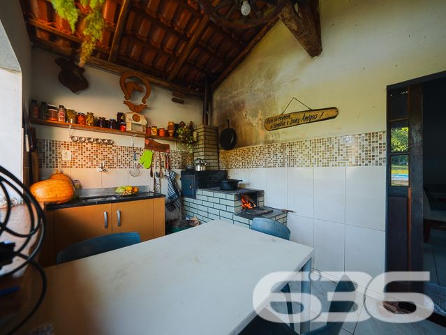 Apresentamos uma oportunidade excepcional para quem busca tranquilidade e conforto em um ambiente naturalmente deslumbrante. Este sítio localizado em São João do Itaperiú, SC, oferece uma área total de 100.000 m² de terreno plano, envolto em uma paisagem exuberante e benfeitorias que elevam a qualidade de vida no campo.

A chácara é composta por três residências, garantindo flexibilidade para hospedagem de familiares ou como potencial fonte de renda com locação. A casa principal é uma joia arquitetônica, com três pavimentos no estilo colonial, incluindo uma suíte master e mais uma suíte, ambos ricamente detalhados com madeira nobre de itaúba em portas, janelas e sacadas. Aquecimento solar e água de poço artesiano asseguram conforto e sustentabilidade.

As áreas de convivência são amplas e acolhedoras, com duas salas espaçosas, cozinha prática e lavabo, tudo sob a cobertura majestosa que confere charme e elegância ao ambiente. A propriedade também inclui uma segunda casa com dois quartos e uma cozinha conjugada com a sala, e uma terceira casa em fase de finalização, prometendo ainda mais espaço e comodidade.

Para os amantes do lazer ao ar livre, a chácara oferece uma piscina imersa na natureza, áreas de festa com churrasqueira e fogão a lenha, perfeitas para receber amigos e familiares. O terreno é adornado por um belo jardim, um pomar diversificado com várias frutíferas e até um ribeirão com nascente própria, além de dois tanques de peixes, ideal para os entusiastas da pesca.

Esta propriedade não é apenas uma casa, é um estilo de vida. Imersa em uma área com preservação legal, ela oferece privacidade, conforto e a infinita possibilidade de criar momentos inesquecíveis. Entre o canto dos pássaros e o murmurar das águas, o sítio é um convite para viver seus dias com mais plenitude e paz.

Venha conhecer seu novo lar no campo, onde cada amanhecer traz a promessa de um novo começo. Aguardamos seu contato para agendar uma visita e experimentar em primeira mão a beleza e tranquilidade que só a 636 Negócios Imobiliários pode oferecer.
 
636 NEGÓCIOS IMOBILIÁRIOS: A SUA MELHOR ESCOLHA
Com mais de 30 anos de experiência, a 636 Negócios Imobiliários é sua parceira ideal para encontrar o imóvel perfeito. Estamos prontos para ajudá-lo a fazer deste imóvel o seu novo lar.
 
Telefone: (47) 3451-0636
WhatsApp: (47) 99190-0636
 
Não perca esta oportunidade única. Visite nosso site para mais informações: i636.com.br