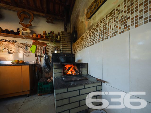 Apresentamos uma oportunidade excepcional para quem busca tranquilidade e conforto em um ambiente naturalmente deslumbrante. Este sítio localizado em São João do Itaperiú, SC, oferece uma área total de 100.000 m² de terreno plano, envolto em uma paisagem exuberante e benfeitorias que elevam a qualidade de vida no campo.

A chácara é composta por três residências, garantindo flexibilidade para hospedagem de familiares ou como potencial fonte de renda com locação. A casa principal é uma joia arquitetônica, com três pavimentos no estilo colonial, incluindo uma suíte master e mais uma suíte, ambos ricamente detalhados com madeira nobre de itaúba em portas, janelas e sacadas. Aquecimento solar e água de poço artesiano asseguram conforto e sustentabilidade.

As áreas de convivência são amplas e acolhedoras, com duas salas espaçosas, cozinha prática e lavabo, tudo sob a cobertura majestosa que confere charme e elegância ao ambiente. A propriedade também inclui uma segunda casa com dois quartos e uma cozinha conjugada com a sala, e uma terceira casa em fase de finalização, prometendo ainda mais espaço e comodidade.

Para os amantes do lazer ao ar livre, a chácara oferece uma piscina imersa na natureza, áreas de festa com churrasqueira e fogão a lenha, perfeitas para receber amigos e familiares. O terreno é adornado por um belo jardim, um pomar diversificado com várias frutíferas e até um ribeirão com nascente própria, além de dois tanques de peixes, ideal para os entusiastas da pesca.

Esta propriedade não é apenas uma casa, é um estilo de vida. Imersa em uma área com preservação legal, ela oferece privacidade, conforto e a infinita possibilidade de criar momentos inesquecíveis. Entre o canto dos pássaros e o murmurar das águas, o sítio é um convite para viver seus dias com mais plenitude e paz.

Venha conhecer seu novo lar no campo, onde cada amanhecer traz a promessa de um novo começo. Aguardamos seu contato para agendar uma visita e experimentar em primeira mão a beleza e tranquilidade que só a 636 Negócios Imobiliários pode oferecer.
 
636 NEGÓCIOS IMOBILIÁRIOS: A SUA MELHOR ESCOLHA
Com mais de 30 anos de experiência, a 636 Negócios Imobiliários é sua parceira ideal para encontrar o imóvel perfeito. Estamos prontos para ajudá-lo a fazer deste imóvel o seu novo lar.
 
Telefone: (47) 3451-0636
WhatsApp: (47) 99190-0636
 
Não perca esta oportunidade única. Visite nosso site para mais informações: i636.com.br