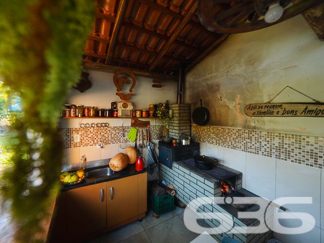 Apresentamos uma oportunidade excepcional para quem busca tranquilidade e conforto em um ambiente naturalmente deslumbrante. Este sítio localizado em São João do Itaperiú, SC, oferece uma área total de 100.000 m² de terreno plano, envolto em uma paisagem exuberante e benfeitorias que elevam a qualidade de vida no campo.

A chácara é composta por três residências, garantindo flexibilidade para hospedagem de familiares ou como potencial fonte de renda com locação. A casa principal é uma joia arquitetônica, com três pavimentos no estilo colonial, incluindo uma suíte master e mais uma suíte, ambos ricamente detalhados com madeira nobre de itaúba em portas, janelas e sacadas. Aquecimento solar e água de poço artesiano asseguram conforto e sustentabilidade.

As áreas de convivência são amplas e acolhedoras, com duas salas espaçosas, cozinha prática e lavabo, tudo sob a cobertura majestosa que confere charme e elegância ao ambiente. A propriedade também inclui uma segunda casa com dois quartos e uma cozinha conjugada com a sala, e uma terceira casa em fase de finalização, prometendo ainda mais espaço e comodidade.

Para os amantes do lazer ao ar livre, a chácara oferece uma piscina imersa na natureza, áreas de festa com churrasqueira e fogão a lenha, perfeitas para receber amigos e familiares. O terreno é adornado por um belo jardim, um pomar diversificado com várias frutíferas e até um ribeirão com nascente própria, além de dois tanques de peixes, ideal para os entusiastas da pesca.

Esta propriedade não é apenas uma casa, é um estilo de vida. Imersa em uma área com preservação legal, ela oferece privacidade, conforto e a infinita possibilidade de criar momentos inesquecíveis. Entre o canto dos pássaros e o murmurar das águas, o sítio é um convite para viver seus dias com mais plenitude e paz.

Venha conhecer seu novo lar no campo, onde cada amanhecer traz a promessa de um novo começo. Aguardamos seu contato para agendar uma visita e experimentar em primeira mão a beleza e tranquilidade que só a 636 Negócios Imobiliários pode oferecer.
 
636 NEGÓCIOS IMOBILIÁRIOS: A SUA MELHOR ESCOLHA
Com mais de 30 anos de experiência, a 636 Negócios Imobiliários é sua parceira ideal para encontrar o imóvel perfeito. Estamos prontos para ajudá-lo a fazer deste imóvel o seu novo lar.
 
Telefone: (47) 3451-0636
WhatsApp: (47) 99190-0636
 
Não perca esta oportunidade única. Visite nosso site para mais informações: i636.com.br