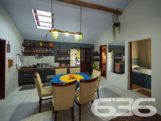 Apresentamos uma oportunidade excepcional para quem busca tranquilidade e conforto em um ambiente naturalmente deslumbrante. Este sítio localizado em São João do Itaperiú, SC, oferece uma área total de 100.000 m² de terreno plano, envolto em uma paisagem exuberante e benfeitorias que elevam a qualidade de vida no campo.

A chácara é composta por três residências, garantindo flexibilidade para hospedagem de familiares ou como potencial fonte de renda com locação. A casa principal é uma joia arquitetônica, com três pavimentos no estilo colonial, incluindo uma suíte master e mais uma suíte, ambos ricamente detalhados com madeira nobre de itaúba em portas, janelas e sacadas. Aquecimento solar e água de poço artesiano asseguram conforto e sustentabilidade.

As áreas de convivência são amplas e acolhedoras, com duas salas espaçosas, cozinha prática e lavabo, tudo sob a cobertura majestosa que confere charme e elegância ao ambiente. A propriedade também inclui uma segunda casa com dois quartos e uma cozinha conjugada com a sala, e uma terceira casa em fase de finalização, prometendo ainda mais espaço e comodidade.

Para os amantes do lazer ao ar livre, a chácara oferece uma piscina imersa na natureza, áreas de festa com churrasqueira e fogão a lenha, perfeitas para receber amigos e familiares. O terreno é adornado por um belo jardim, um pomar diversificado com várias frutíferas e até um ribeirão com nascente própria, além de dois tanques de peixes, ideal para os entusiastas da pesca.

Esta propriedade não é apenas uma casa, é um estilo de vida. Imersa em uma área com preservação legal, ela oferece privacidade, conforto e a infinita possibilidade de criar momentos inesquecíveis. Entre o canto dos pássaros e o murmurar das águas, o sítio é um convite para viver seus dias com mais plenitude e paz.

Venha conhecer seu novo lar no campo, onde cada amanhecer traz a promessa de um novo começo. Aguardamos seu contato para agendar uma visita e experimentar em primeira mão a beleza e tranquilidade que só a 636 Negócios Imobiliários pode oferecer.
 
636 NEGÓCIOS IMOBILIÁRIOS: A SUA MELHOR ESCOLHA
Com mais de 30 anos de experiência, a 636 Negócios Imobiliários é sua parceira ideal para encontrar o imóvel perfeito. Estamos prontos para ajudá-lo a fazer deste imóvel o seu novo lar.
 
Telefone: (47) 3451-0636
WhatsApp: (47) 99190-0636
 
Não perca esta oportunidade única. Visite nosso site para mais informações: i636.com.br