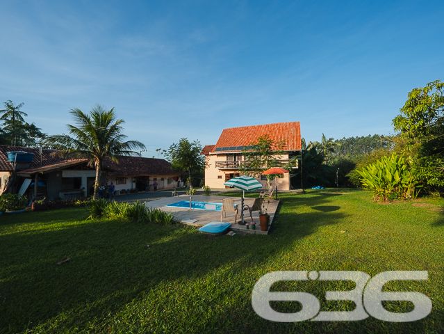 Apresentamos uma oportunidade excepcional para quem busca tranquilidade e conforto em um ambiente naturalmente deslumbrante. Este sítio localizado em São João do Itaperiú, SC, oferece uma área total de 100.000 m² de terreno plano, envolto em uma paisagem exuberante e benfeitorias que elevam a qualidade de vida no campo.

A chácara é composta por três residências, garantindo flexibilidade para hospedagem de familiares ou como potencial fonte de renda com locação. A casa principal é uma joia arquitetônica, com três pavimentos no estilo colonial, incluindo uma suíte master e mais uma suíte, ambos ricamente detalhados com madeira nobre de itaúba em portas, janelas e sacadas. Aquecimento solar e água de poço artesiano asseguram conforto e sustentabilidade.

As áreas de convivência são amplas e acolhedoras, com duas salas espaçosas, cozinha prática e lavabo, tudo sob a cobertura majestosa que confere charme e elegância ao ambiente. A propriedade também inclui uma segunda casa com dois quartos e uma cozinha conjugada com a sala, e uma terceira casa em fase de finalização, prometendo ainda mais espaço e comodidade.

Para os amantes do lazer ao ar livre, a chácara oferece uma piscina imersa na natureza, áreas de festa com churrasqueira e fogão a lenha, perfeitas para receber amigos e familiares. O terreno é adornado por um belo jardim, um pomar diversificado com várias frutíferas e até um ribeirão com nascente própria, além de dois tanques de peixes, ideal para os entusiastas da pesca.

Esta propriedade não é apenas uma casa, é um estilo de vida. Imersa em uma área com preservação legal, ela oferece privacidade, conforto e a infinita possibilidade de criar momentos inesquecíveis. Entre o canto dos pássaros e o murmurar das águas, o sítio é um convite para viver seus dias com mais plenitude e paz.

Venha conhecer seu novo lar no campo, onde cada amanhecer traz a promessa de um novo começo. Aguardamos seu contato para agendar uma visita e experimentar em primeira mão a beleza e tranquilidade que só a 636 Negócios Imobiliários pode oferecer.
 
636 NEGÓCIOS IMOBILIÁRIOS: A SUA MELHOR ESCOLHA
Com mais de 30 anos de experiência, a 636 Negócios Imobiliários é sua parceira ideal para encontrar o imóvel perfeito. Estamos prontos para ajudá-lo a fazer deste imóvel o seu novo lar.
 
Telefone: (47) 3451-0636
WhatsApp: (47) 99190-0636
 
Não perca esta oportunidade única. Visite nosso site para mais informações: i636.com.br
