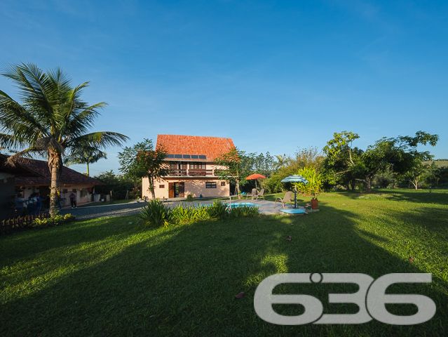 Apresentamos uma oportunidade excepcional para quem busca tranquilidade e conforto em um ambiente naturalmente deslumbrante. Este sítio localizado em São João do Itaperiú, SC, oferece uma área total de 100.000 m² de terreno plano, envolto em uma paisagem exuberante e benfeitorias que elevam a qualidade de vida no campo.

A chácara é composta por três residências, garantindo flexibilidade para hospedagem de familiares ou como potencial fonte de renda com locação. A casa principal é uma joia arquitetônica, com três pavimentos no estilo colonial, incluindo uma suíte master e mais uma suíte, ambos ricamente detalhados com madeira nobre de itaúba em portas, janelas e sacadas. Aquecimento solar e água de poço artesiano asseguram conforto e sustentabilidade.

As áreas de convivência são amplas e acolhedoras, com duas salas espaçosas, cozinha prática e lavabo, tudo sob a cobertura majestosa que confere charme e elegância ao ambiente. A propriedade também inclui uma segunda casa com dois quartos e uma cozinha conjugada com a sala, e uma terceira casa em fase de finalização, prometendo ainda mais espaço e comodidade.

Para os amantes do lazer ao ar livre, a chácara oferece uma piscina imersa na natureza, áreas de festa com churrasqueira e fogão a lenha, perfeitas para receber amigos e familiares. O terreno é adornado por um belo jardim, um pomar diversificado com várias frutíferas e até um ribeirão com nascente própria, além de dois tanques de peixes, ideal para os entusiastas da pesca.

Esta propriedade não é apenas uma casa, é um estilo de vida. Imersa em uma área com preservação legal, ela oferece privacidade, conforto e a infinita possibilidade de criar momentos inesquecíveis. Entre o canto dos pássaros e o murmurar das águas, o sítio é um convite para viver seus dias com mais plenitude e paz.

Venha conhecer seu novo lar no campo, onde cada amanhecer traz a promessa de um novo começo. Aguardamos seu contato para agendar uma visita e experimentar em primeira mão a beleza e tranquilidade que só a 636 Negócios Imobiliários pode oferecer.
 
636 NEGÓCIOS IMOBILIÁRIOS: A SUA MELHOR ESCOLHA
Com mais de 30 anos de experiência, a 636 Negócios Imobiliários é sua parceira ideal para encontrar o imóvel perfeito. Estamos prontos para ajudá-lo a fazer deste imóvel o seu novo lar.
 
Telefone: (47) 3451-0636
WhatsApp: (47) 99190-0636
 
Não perca esta oportunidade única. Visite nosso site para mais informações: i636.com.br