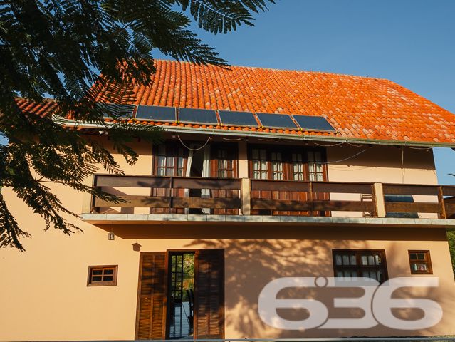 Apresentamos uma oportunidade excepcional para quem busca tranquilidade e conforto em um ambiente naturalmente deslumbrante. Este sítio localizado em São João do Itaperiú, SC, oferece uma área total de 100.000 m² de terreno plano, envolto em uma paisagem exuberante e benfeitorias que elevam a qualidade de vida no campo.

A chácara é composta por três residências, garantindo flexibilidade para hospedagem de familiares ou como potencial fonte de renda com locação. A casa principal é uma joia arquitetônica, com três pavimentos no estilo colonial, incluindo uma suíte master e mais uma suíte, ambos ricamente detalhados com madeira nobre de itaúba em portas, janelas e sacadas. Aquecimento solar e água de poço artesiano asseguram conforto e sustentabilidade.

As áreas de convivência são amplas e acolhedoras, com duas salas espaçosas, cozinha prática e lavabo, tudo sob a cobertura majestosa que confere charme e elegância ao ambiente. A propriedade também inclui uma segunda casa com dois quartos e uma cozinha conjugada com a sala, e uma terceira casa em fase de finalização, prometendo ainda mais espaço e comodidade.

Para os amantes do lazer ao ar livre, a chácara oferece uma piscina imersa na natureza, áreas de festa com churrasqueira e fogão a lenha, perfeitas para receber amigos e familiares. O terreno é adornado por um belo jardim, um pomar diversificado com várias frutíferas e até um ribeirão com nascente própria, além de dois tanques de peixes, ideal para os entusiastas da pesca.

Esta propriedade não é apenas uma casa, é um estilo de vida. Imersa em uma área com preservação legal, ela oferece privacidade, conforto e a infinita possibilidade de criar momentos inesquecíveis. Entre o canto dos pássaros e o murmurar das águas, o sítio é um convite para viver seus dias com mais plenitude e paz.

Venha conhecer seu novo lar no campo, onde cada amanhecer traz a promessa de um novo começo. Aguardamos seu contato para agendar uma visita e experimentar em primeira mão a beleza e tranquilidade que só a 636 Negócios Imobiliários pode oferecer.
 
636 NEGÓCIOS IMOBILIÁRIOS: A SUA MELHOR ESCOLHA
Com mais de 30 anos de experiência, a 636 Negócios Imobiliários é sua parceira ideal para encontrar o imóvel perfeito. Estamos prontos para ajudá-lo a fazer deste imóvel o seu novo lar.
 
Telefone: (47) 3451-0636
WhatsApp: (47) 99190-0636
 
Não perca esta oportunidade única. Visite nosso site para mais informações: i636.com.br