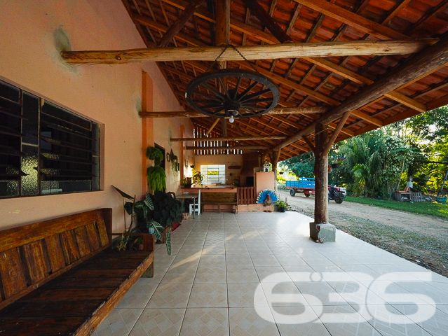 Apresentamos uma oportunidade excepcional para quem busca tranquilidade e conforto em um ambiente naturalmente deslumbrante. Este sítio localizado em São João do Itaperiú, SC, oferece uma área total de 100.000 m² de terreno plano, envolto em uma paisagem exuberante e benfeitorias que elevam a qualidade de vida no campo.

A chácara é composta por três residências, garantindo flexibilidade para hospedagem de familiares ou como potencial fonte de renda com locação. A casa principal é uma joia arquitetônica, com três pavimentos no estilo colonial, incluindo uma suíte master e mais uma suíte, ambos ricamente detalhados com madeira nobre de itaúba em portas, janelas e sacadas. Aquecimento solar e água de poço artesiano asseguram conforto e sustentabilidade.

As áreas de convivência são amplas e acolhedoras, com duas salas espaçosas, cozinha prática e lavabo, tudo sob a cobertura majestosa que confere charme e elegância ao ambiente. A propriedade também inclui uma segunda casa com dois quartos e uma cozinha conjugada com a sala, e uma terceira casa em fase de finalização, prometendo ainda mais espaço e comodidade.

Para os amantes do lazer ao ar livre, a chácara oferece uma piscina imersa na natureza, áreas de festa com churrasqueira e fogão a lenha, perfeitas para receber amigos e familiares. O terreno é adornado por um belo jardim, um pomar diversificado com várias frutíferas e até um ribeirão com nascente própria, além de dois tanques de peixes, ideal para os entusiastas da pesca.

Esta propriedade não é apenas uma casa, é um estilo de vida. Imersa em uma área com preservação legal, ela oferece privacidade, conforto e a infinita possibilidade de criar momentos inesquecíveis. Entre o canto dos pássaros e o murmurar das águas, o sítio é um convite para viver seus dias com mais plenitude e paz.

Venha conhecer seu novo lar no campo, onde cada amanhecer traz a promessa de um novo começo. Aguardamos seu contato para agendar uma visita e experimentar em primeira mão a beleza e tranquilidade que só a 636 Negócios Imobiliários pode oferecer.
 
636 NEGÓCIOS IMOBILIÁRIOS: A SUA MELHOR ESCOLHA
Com mais de 30 anos de experiência, a 636 Negócios Imobiliários é sua parceira ideal para encontrar o imóvel perfeito. Estamos prontos para ajudá-lo a fazer deste imóvel o seu novo lar.
 
Telefone: (47) 3451-0636
WhatsApp: (47) 99190-0636
 
Não perca esta oportunidade única. Visite nosso site para mais informações: i636.com.br