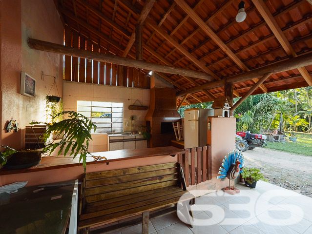 Apresentamos uma oportunidade excepcional para quem busca tranquilidade e conforto em um ambiente naturalmente deslumbrante. Este sítio localizado em São João do Itaperiú, SC, oferece uma área total de 100.000 m² de terreno plano, envolto em uma paisagem exuberante e benfeitorias que elevam a qualidade de vida no campo.

A chácara é composta por três residências, garantindo flexibilidade para hospedagem de familiares ou como potencial fonte de renda com locação. A casa principal é uma joia arquitetônica, com três pavimentos no estilo colonial, incluindo uma suíte master e mais uma suíte, ambos ricamente detalhados com madeira nobre de itaúba em portas, janelas e sacadas. Aquecimento solar e água de poço artesiano asseguram conforto e sustentabilidade.

As áreas de convivência são amplas e acolhedoras, com duas salas espaçosas, cozinha prática e lavabo, tudo sob a cobertura majestosa que confere charme e elegância ao ambiente. A propriedade também inclui uma segunda casa com dois quartos e uma cozinha conjugada com a sala, e uma terceira casa em fase de finalização, prometendo ainda mais espaço e comodidade.

Para os amantes do lazer ao ar livre, a chácara oferece uma piscina imersa na natureza, áreas de festa com churrasqueira e fogão a lenha, perfeitas para receber amigos e familiares. O terreno é adornado por um belo jardim, um pomar diversificado com várias frutíferas e até um ribeirão com nascente própria, além de dois tanques de peixes, ideal para os entusiastas da pesca.

Esta propriedade não é apenas uma casa, é um estilo de vida. Imersa em uma área com preservação legal, ela oferece privacidade, conforto e a infinita possibilidade de criar momentos inesquecíveis. Entre o canto dos pássaros e o murmurar das águas, o sítio é um convite para viver seus dias com mais plenitude e paz.

Venha conhecer seu novo lar no campo, onde cada amanhecer traz a promessa de um novo começo. Aguardamos seu contato para agendar uma visita e experimentar em primeira mão a beleza e tranquilidade que só a 636 Negócios Imobiliários pode oferecer.
 
636 NEGÓCIOS IMOBILIÁRIOS: A SUA MELHOR ESCOLHA
Com mais de 30 anos de experiência, a 636 Negócios Imobiliários é sua parceira ideal para encontrar o imóvel perfeito. Estamos prontos para ajudá-lo a fazer deste imóvel o seu novo lar.
 
Telefone: (47) 3451-0636
WhatsApp: (47) 99190-0636
 
Não perca esta oportunidade única. Visite nosso site para mais informações: i636.com.br
