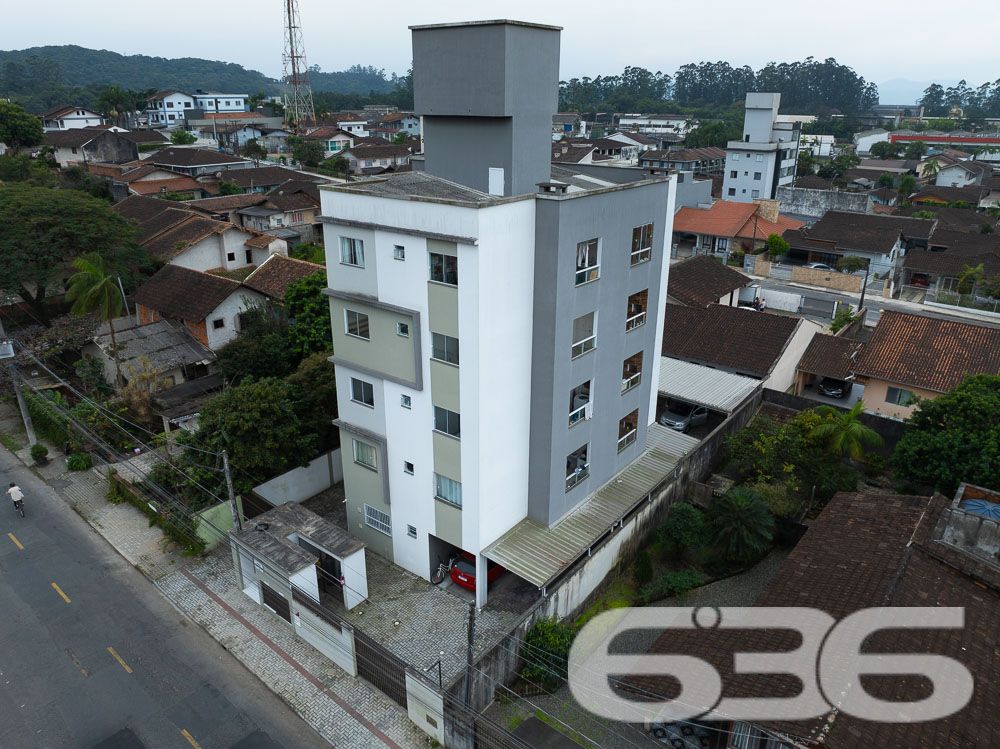 Viva com Conforto e Praticidade no Coração de Joinville!
Este é o seu novo lar, um apartamento pronto para receber você e sua família com todo o conforto e praticidade que merecem. Localizado no bairro Boa Vista, um dos mais desejados de Joinville, este imóvel oferece a combinação perfeita entre localização privilegiada e uma estrutura completa para o seu bem-estar.
O apartamento possui uma área total de 69,48 m², garantindo que você tenha espaço suficiente para viver com qualidade. São 2 dormitórios aconchegantes, ideais para acomodar sua família com privacidade e conforto. A sala de estar e jantar são integradas, criando um ambiente amplo e perfeito para receber amigos e familiares. A cozinha, também conjugada, é funcional e moderna, permitindo que você prepare suas refeições com praticidade.
Um dos grandes destaques do imóvel é a sacada com churrasqueira, que oferece um espaço adicional para seus momentos de lazer, seja para um churrasco em família ou para relaxar após um longo dia. A sacada traz o frescor e a tranquilidade que fazem toda a diferença no dia a dia, além de proporcionar uma vista agradável do bairro.
O apartamento conta ainda com garagem coberta, garantindo a segurança e proteção do seu veículo, e está em um edifício bem estruturado, que oferece portão eletrônico e interfone para sua tranquilidade. Além disso, o imóvel está totalmente murado, o que reforça a segurança e privacidade.
A localização é um dos pontos altos deste apartamento. Situado em uma esquina e em uma rua pavimentada, você terá fácil acesso a vias principais, facilitando sua locomoção. O bairro Boa Vista é conhecido por sua infraestrutura completa, estando próximo a shopping centers, escolas, hospitais, transporte público e diversos serviços essenciais. Isso significa que você terá tudo o que precisa a poucos minutos de casa, proporcionando mais comodidade para o seu dia a dia.
Este apartamento é ideal para quem busca uma vida prática e confortável em Joinville. Pronto para morar, ele permite que você se mude imediatamente, sem preocupações. Além disso, a possibilidade de ter animais de estimação torna este imóvel perfeito para quem não abre mão da companhia dos seus pets.
Não perca a chance de morar em um dos bairros mais valorizados de Joinville, em um apartamento que combina perfeitamente qualidade de vida, segurança e comodidade. Entre em contato conosco e agende uma visita para conhecer de perto o seu novo lar. Estamos à disposição para tirar todas as suas dúvidas e auxiliá-lo em cada etapa do processo de compra.
O imóvel dos seus sonhos está aqui, esperando por você!
636 NEGÓCIOS IMOBILIÁRIOS: A SUA MELHOR ESCOLHA
Com mais de 30 anos de experiência, a 636 Negócios Imobiliários é sua parceira ideal para encontrar o imóvel perfeito. Estamos prontos para ajudá-lo a fazer deste imóvel o seu novo lar.
Telefone: (47) 3451-0636
WhatsApp: (47) 99190-0636
Não perca esta oportunidade única. Visite nosso site para mais informações: i636.com.br