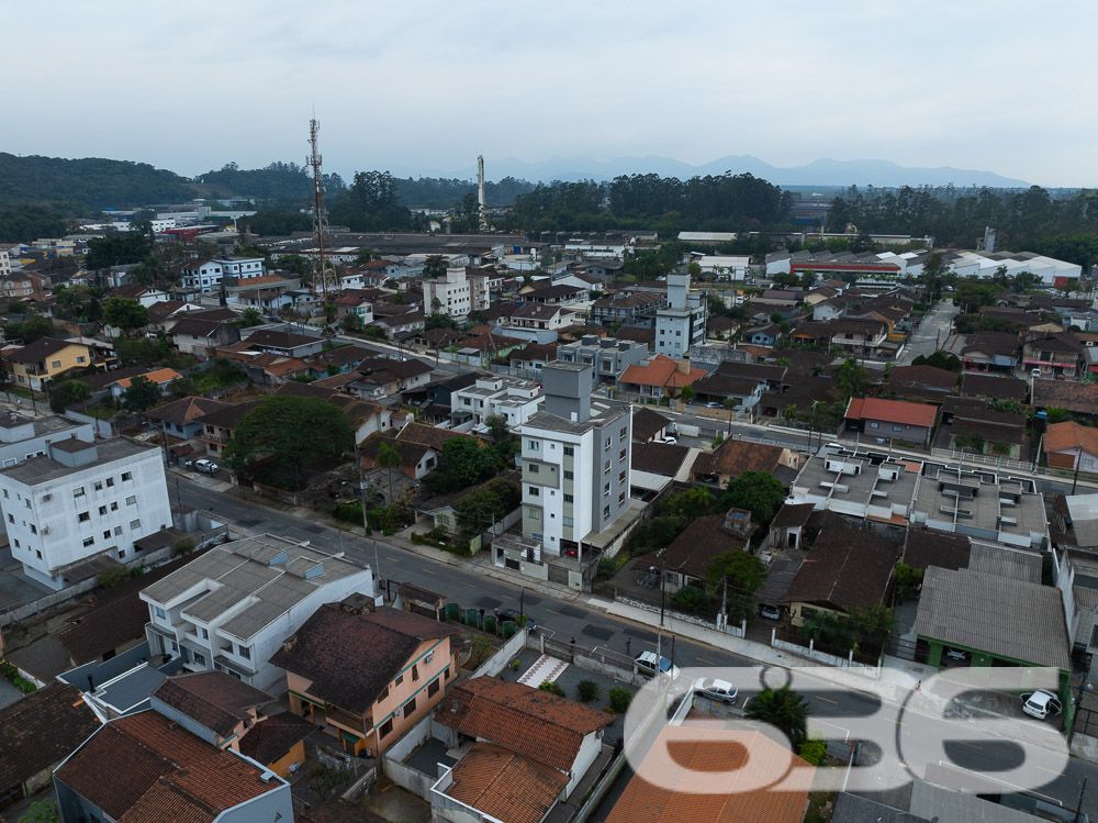 Viva com Conforto e Praticidade no Coração de Joinville!
Este é o seu novo lar, um apartamento pronto para receber você e sua família com todo o conforto e praticidade que merecem. Localizado no bairro Boa Vista, um dos mais desejados de Joinville, este imóvel oferece a combinação perfeita entre localização privilegiada e uma estrutura completa para o seu bem-estar.
O apartamento possui uma área total de 69,48 m², garantindo que você tenha espaço suficiente para viver com qualidade. São 2 dormitórios aconchegantes, ideais para acomodar sua família com privacidade e conforto. A sala de estar e jantar são integradas, criando um ambiente amplo e perfeito para receber amigos e familiares. A cozinha, também conjugada, é funcional e moderna, permitindo que você prepare suas refeições com praticidade.
Um dos grandes destaques do imóvel é a sacada com churrasqueira, que oferece um espaço adicional para seus momentos de lazer, seja para um churrasco em família ou para relaxar após um longo dia. A sacada traz o frescor e a tranquilidade que fazem toda a diferença no dia a dia, além de proporcionar uma vista agradável do bairro.
O apartamento conta ainda com garagem coberta, garantindo a segurança e proteção do seu veículo, e está em um edifício bem estruturado, que oferece portão eletrônico e interfone para sua tranquilidade. Além disso, o imóvel está totalmente murado, o que reforça a segurança e privacidade.
A localização é um dos pontos altos deste apartamento. Situado em uma esquina e em uma rua pavimentada, você terá fácil acesso a vias principais, facilitando sua locomoção. O bairro Boa Vista é conhecido por sua infraestrutura completa, estando próximo a shopping centers, escolas, hospitais, transporte público e diversos serviços essenciais. Isso significa que você terá tudo o que precisa a poucos minutos de casa, proporcionando mais comodidade para o seu dia a dia.
Este apartamento é ideal para quem busca uma vida prática e confortável em Joinville. Pronto para morar, ele permite que você se mude imediatamente, sem preocupações. Além disso, a possibilidade de ter animais de estimação torna este imóvel perfeito para quem não abre mão da companhia dos seus pets.
Não perca a chance de morar em um dos bairros mais valorizados de Joinville, em um apartamento que combina perfeitamente qualidade de vida, segurança e comodidade. Entre em contato conosco e agende uma visita para conhecer de perto o seu novo lar. Estamos à disposição para tirar todas as suas dúvidas e auxiliá-lo em cada etapa do processo de compra.
O imóvel dos seus sonhos está aqui, esperando por você!
636 NEGÓCIOS IMOBILIÁRIOS: A SUA MELHOR ESCOLHA
Com mais de 30 anos de experiência, a 636 Negócios Imobiliários é sua parceira ideal para encontrar o imóvel perfeito. Estamos prontos para ajudá-lo a fazer deste imóvel o seu novo lar.
Telefone: (47) 3451-0636
WhatsApp: (47) 99190-0636
Não perca esta oportunidade única. Visite nosso site para mais informações: i636.com.br