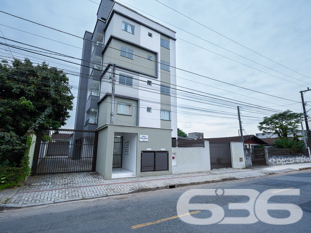 Viva com Conforto e Praticidade no Coração de Joinville!
Este é o seu novo lar, um apartamento pronto para receber você e sua família com todo o conforto e praticidade que merecem. Localizado no bairro Boa Vista, um dos mais desejados de Joinville, este imóvel oferece a combinação perfeita entre localização privilegiada e uma estrutura completa para o seu bem-estar.
O apartamento possui uma área total de 69,48 m², garantindo que você tenha espaço suficiente para viver com qualidade. São 2 dormitórios aconchegantes, ideais para acomodar sua família com privacidade e conforto. A sala de estar e jantar são integradas, criando um ambiente amplo e perfeito para receber amigos e familiares. A cozinha, também conjugada, é funcional e moderna, permitindo que você prepare suas refeições com praticidade.
Um dos grandes destaques do imóvel é a sacada com churrasqueira, que oferece um espaço adicional para seus momentos de lazer, seja para um churrasco em família ou para relaxar após um longo dia. A sacada traz o frescor e a tranquilidade que fazem toda a diferença no dia a dia, além de proporcionar uma vista agradável do bairro.
O apartamento conta ainda com garagem coberta, garantindo a segurança e proteção do seu veículo, e está em um edifício bem estruturado, que oferece portão eletrônico e interfone para sua tranquilidade. Além disso, o imóvel está totalmente murado, o que reforça a segurança e privacidade.
A localização é um dos pontos altos deste apartamento. Situado em uma esquina e em uma rua pavimentada, você terá fácil acesso a vias principais, facilitando sua locomoção. O bairro Boa Vista é conhecido por sua infraestrutura completa, estando próximo a shopping centers, escolas, hospitais, transporte público e diversos serviços essenciais. Isso significa que você terá tudo o que precisa a poucos minutos de casa, proporcionando mais comodidade para o seu dia a dia.
Este apartamento é ideal para quem busca uma vida prática e confortável em Joinville. Pronto para morar, ele permite que você se mude imediatamente, sem preocupações. Além disso, a possibilidade de ter animais de estimação torna este imóvel perfeito para quem não abre mão da companhia dos seus pets.
Não perca a chance de morar em um dos bairros mais valorizados de Joinville, em um apartamento que combina perfeitamente qualidade de vida, segurança e comodidade. Entre em contato conosco e agende uma visita para conhecer de perto o seu novo lar. Estamos à disposição para tirar todas as suas dúvidas e auxiliá-lo em cada etapa do processo de compra.
O imóvel dos seus sonhos está aqui, esperando por você!
636 NEGÓCIOS IMOBILIÁRIOS: A SUA MELHOR ESCOLHA
Com mais de 30 anos de experiência, a 636 Negócios Imobiliários é sua parceira ideal para encontrar o imóvel perfeito. Estamos prontos para ajudá-lo a fazer deste imóvel o seu novo lar.
Telefone: (47) 3451-0636
WhatsApp: (47) 99190-0636
Não perca esta oportunidade única. Visite nosso site para mais informações: i636.com.br