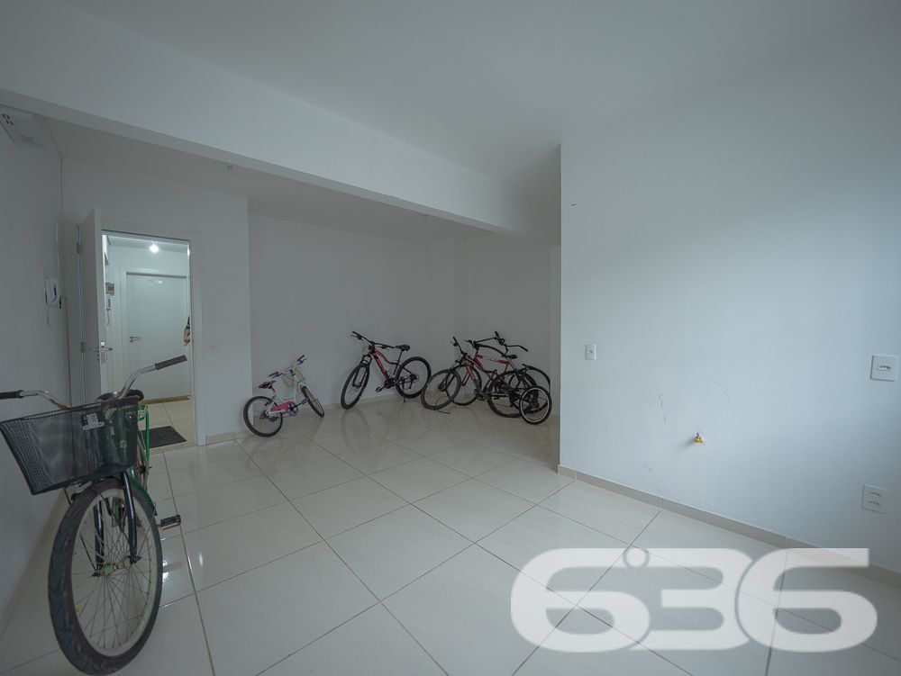 Viva com Conforto e Praticidade no Coração de Joinville!
Este é o seu novo lar, um apartamento pronto para receber você e sua família com todo o conforto e praticidade que merecem. Localizado no bairro Boa Vista, um dos mais desejados de Joinville, este imóvel oferece a combinação perfeita entre localização privilegiada e uma estrutura completa para o seu bem-estar.
O apartamento possui uma área total de 69,48 m², garantindo que você tenha espaço suficiente para viver com qualidade. São 2 dormitórios aconchegantes, ideais para acomodar sua família com privacidade e conforto. A sala de estar e jantar são integradas, criando um ambiente amplo e perfeito para receber amigos e familiares. A cozinha, também conjugada, é funcional e moderna, permitindo que você prepare suas refeições com praticidade.
Um dos grandes destaques do imóvel é a sacada com churrasqueira, que oferece um espaço adicional para seus momentos de lazer, seja para um churrasco em família ou para relaxar após um longo dia. A sacada traz o frescor e a tranquilidade que fazem toda a diferença no dia a dia, além de proporcionar uma vista agradável do bairro.
O apartamento conta ainda com garagem coberta, garantindo a segurança e proteção do seu veículo, e está em um edifício bem estruturado, que oferece portão eletrônico e interfone para sua tranquilidade. Além disso, o imóvel está totalmente murado, o que reforça a segurança e privacidade.
A localização é um dos pontos altos deste apartamento. Situado em uma esquina e em uma rua pavimentada, você terá fácil acesso a vias principais, facilitando sua locomoção. O bairro Boa Vista é conhecido por sua infraestrutura completa, estando próximo a shopping centers, escolas, hospitais, transporte público e diversos serviços essenciais. Isso significa que você terá tudo o que precisa a poucos minutos de casa, proporcionando mais comodidade para o seu dia a dia.
Este apartamento é ideal para quem busca uma vida prática e confortável em Joinville. Pronto para morar, ele permite que você se mude imediatamente, sem preocupações. Além disso, a possibilidade de ter animais de estimação torna este imóvel perfeito para quem não abre mão da companhia dos seus pets.
Não perca a chance de morar em um dos bairros mais valorizados de Joinville, em um apartamento que combina perfeitamente qualidade de vida, segurança e comodidade. Entre em contato conosco e agende uma visita para conhecer de perto o seu novo lar. Estamos à disposição para tirar todas as suas dúvidas e auxiliá-lo em cada etapa do processo de compra.
O imóvel dos seus sonhos está aqui, esperando por você!
636 NEGÓCIOS IMOBILIÁRIOS: A SUA MELHOR ESCOLHA
Com mais de 30 anos de experiência, a 636 Negócios Imobiliários é sua parceira ideal para encontrar o imóvel perfeito. Estamos prontos para ajudá-lo a fazer deste imóvel o seu novo lar.
Telefone: (47) 3451-0636
WhatsApp: (47) 99190-0636
Não perca esta oportunidade única. Visite nosso site para mais informações: i636.com.br