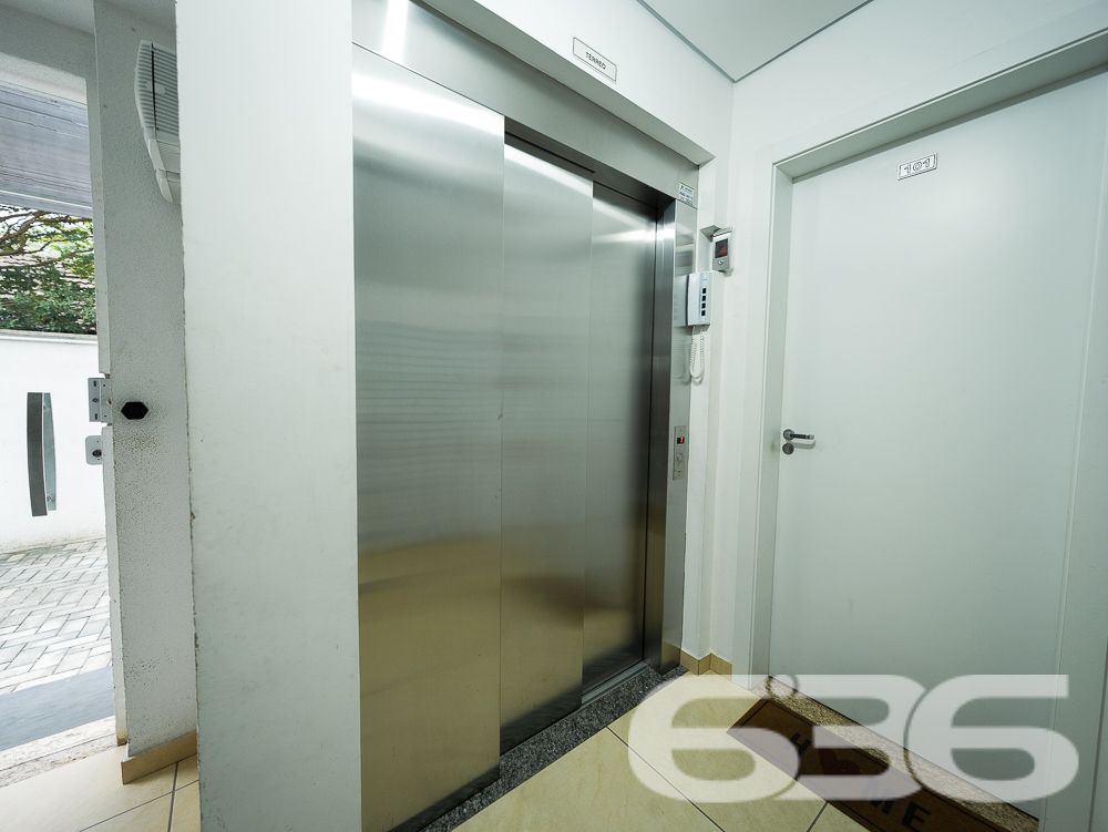 Viva com Conforto e Praticidade no Coração de Joinville!
Este é o seu novo lar, um apartamento pronto para receber você e sua família com todo o conforto e praticidade que merecem. Localizado no bairro Boa Vista, um dos mais desejados de Joinville, este imóvel oferece a combinação perfeita entre localização privilegiada e uma estrutura completa para o seu bem-estar.
O apartamento possui uma área total de 69,48 m², garantindo que você tenha espaço suficiente para viver com qualidade. São 2 dormitórios aconchegantes, ideais para acomodar sua família com privacidade e conforto. A sala de estar e jantar são integradas, criando um ambiente amplo e perfeito para receber amigos e familiares. A cozinha, também conjugada, é funcional e moderna, permitindo que você prepare suas refeições com praticidade.
Um dos grandes destaques do imóvel é a sacada com churrasqueira, que oferece um espaço adicional para seus momentos de lazer, seja para um churrasco em família ou para relaxar após um longo dia. A sacada traz o frescor e a tranquilidade que fazem toda a diferença no dia a dia, além de proporcionar uma vista agradável do bairro.
O apartamento conta ainda com garagem coberta, garantindo a segurança e proteção do seu veículo, e está em um edifício bem estruturado, que oferece portão eletrônico e interfone para sua tranquilidade. Além disso, o imóvel está totalmente murado, o que reforça a segurança e privacidade.
A localização é um dos pontos altos deste apartamento. Situado em uma esquina e em uma rua pavimentada, você terá fácil acesso a vias principais, facilitando sua locomoção. O bairro Boa Vista é conhecido por sua infraestrutura completa, estando próximo a shopping centers, escolas, hospitais, transporte público e diversos serviços essenciais. Isso significa que você terá tudo o que precisa a poucos minutos de casa, proporcionando mais comodidade para o seu dia a dia.
Este apartamento é ideal para quem busca uma vida prática e confortável em Joinville. Pronto para morar, ele permite que você se mude imediatamente, sem preocupações. Além disso, a possibilidade de ter animais de estimação torna este imóvel perfeito para quem não abre mão da companhia dos seus pets.
Não perca a chance de morar em um dos bairros mais valorizados de Joinville, em um apartamento que combina perfeitamente qualidade de vida, segurança e comodidade. Entre em contato conosco e agende uma visita para conhecer de perto o seu novo lar. Estamos à disposição para tirar todas as suas dúvidas e auxiliá-lo em cada etapa do processo de compra.
O imóvel dos seus sonhos está aqui, esperando por você!
636 NEGÓCIOS IMOBILIÁRIOS: A SUA MELHOR ESCOLHA
Com mais de 30 anos de experiência, a 636 Negócios Imobiliários é sua parceira ideal para encontrar o imóvel perfeito. Estamos prontos para ajudá-lo a fazer deste imóvel o seu novo lar.
Telefone: (47) 3451-0636
WhatsApp: (47) 99190-0636
Não perca esta oportunidade única. Visite nosso site para mais informações: i636.com.br