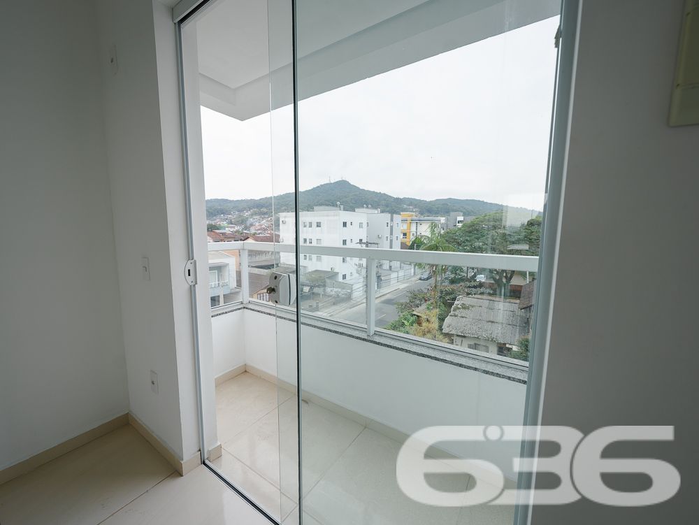 Viva com Conforto e Praticidade no Coração de Joinville!
Este é o seu novo lar, um apartamento pronto para receber você e sua família com todo o conforto e praticidade que merecem. Localizado no bairro Boa Vista, um dos mais desejados de Joinville, este imóvel oferece a combinação perfeita entre localização privilegiada e uma estrutura completa para o seu bem-estar.
O apartamento possui uma área total de 69,48 m², garantindo que você tenha espaço suficiente para viver com qualidade. São 2 dormitórios aconchegantes, ideais para acomodar sua família com privacidade e conforto. A sala de estar e jantar são integradas, criando um ambiente amplo e perfeito para receber amigos e familiares. A cozinha, também conjugada, é funcional e moderna, permitindo que você prepare suas refeições com praticidade.
Um dos grandes destaques do imóvel é a sacada com churrasqueira, que oferece um espaço adicional para seus momentos de lazer, seja para um churrasco em família ou para relaxar após um longo dia. A sacada traz o frescor e a tranquilidade que fazem toda a diferença no dia a dia, além de proporcionar uma vista agradável do bairro.
O apartamento conta ainda com garagem coberta, garantindo a segurança e proteção do seu veículo, e está em um edifício bem estruturado, que oferece portão eletrônico e interfone para sua tranquilidade. Além disso, o imóvel está totalmente murado, o que reforça a segurança e privacidade.
A localização é um dos pontos altos deste apartamento. Situado em uma esquina e em uma rua pavimentada, você terá fácil acesso a vias principais, facilitando sua locomoção. O bairro Boa Vista é conhecido por sua infraestrutura completa, estando próximo a shopping centers, escolas, hospitais, transporte público e diversos serviços essenciais. Isso significa que você terá tudo o que precisa a poucos minutos de casa, proporcionando mais comodidade para o seu dia a dia.
Este apartamento é ideal para quem busca uma vida prática e confortável em Joinville. Pronto para morar, ele permite que você se mude imediatamente, sem preocupações. Além disso, a possibilidade de ter animais de estimação torna este imóvel perfeito para quem não abre mão da companhia dos seus pets.
Não perca a chance de morar em um dos bairros mais valorizados de Joinville, em um apartamento que combina perfeitamente qualidade de vida, segurança e comodidade. Entre em contato conosco e agende uma visita para conhecer de perto o seu novo lar. Estamos à disposição para tirar todas as suas dúvidas e auxiliá-lo em cada etapa do processo de compra.
O imóvel dos seus sonhos está aqui, esperando por você!
636 NEGÓCIOS IMOBILIÁRIOS: A SUA MELHOR ESCOLHA
Com mais de 30 anos de experiência, a 636 Negócios Imobiliários é sua parceira ideal para encontrar o imóvel perfeito. Estamos prontos para ajudá-lo a fazer deste imóvel o seu novo lar.
Telefone: (47) 3451-0636
WhatsApp: (47) 99190-0636
Não perca esta oportunidade única. Visite nosso site para mais informações: i636.com.br