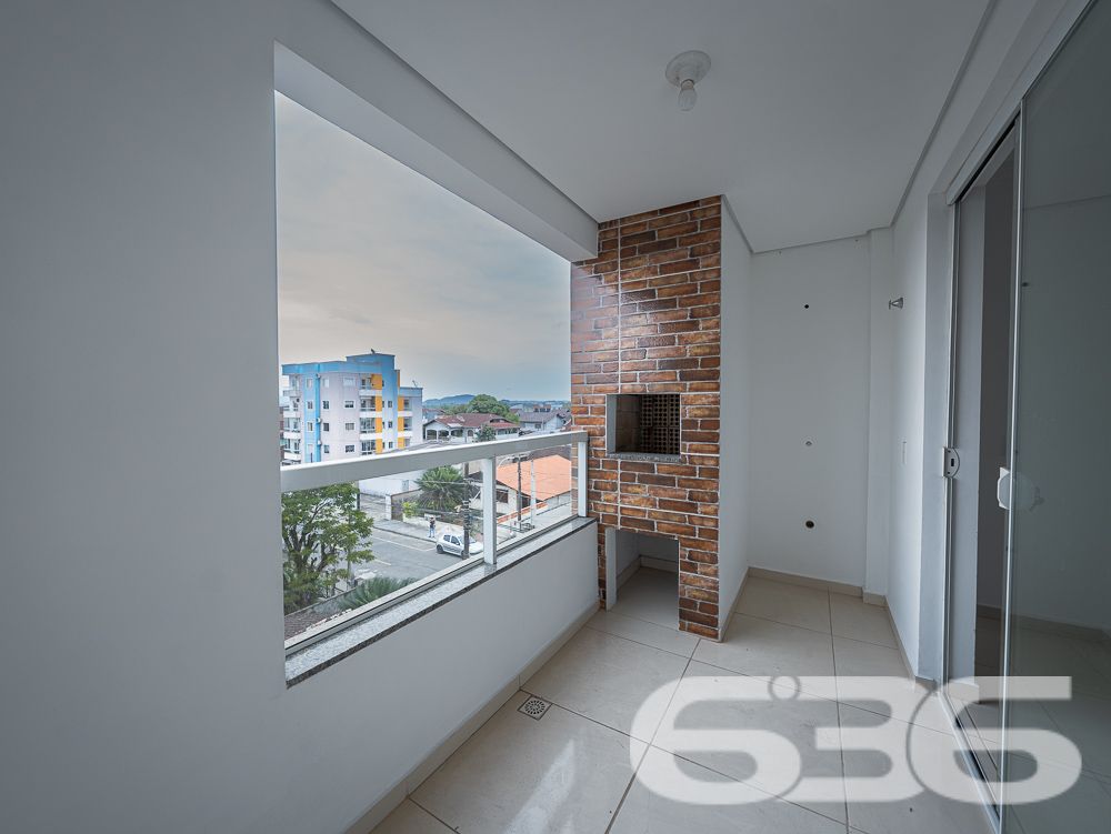 Viva com Conforto e Praticidade no Coração de Joinville!
Este é o seu novo lar, um apartamento pronto para receber você e sua família com todo o conforto e praticidade que merecem. Localizado no bairro Boa Vista, um dos mais desejados de Joinville, este imóvel oferece a combinação perfeita entre localização privilegiada e uma estrutura completa para o seu bem-estar.
O apartamento possui uma área total de 69,48 m², garantindo que você tenha espaço suficiente para viver com qualidade. São 2 dormitórios aconchegantes, ideais para acomodar sua família com privacidade e conforto. A sala de estar e jantar são integradas, criando um ambiente amplo e perfeito para receber amigos e familiares. A cozinha, também conjugada, é funcional e moderna, permitindo que você prepare suas refeições com praticidade.
Um dos grandes destaques do imóvel é a sacada com churrasqueira, que oferece um espaço adicional para seus momentos de lazer, seja para um churrasco em família ou para relaxar após um longo dia. A sacada traz o frescor e a tranquilidade que fazem toda a diferença no dia a dia, além de proporcionar uma vista agradável do bairro.
O apartamento conta ainda com garagem coberta, garantindo a segurança e proteção do seu veículo, e está em um edifício bem estruturado, que oferece portão eletrônico e interfone para sua tranquilidade. Além disso, o imóvel está totalmente murado, o que reforça a segurança e privacidade.
A localização é um dos pontos altos deste apartamento. Situado em uma esquina e em uma rua pavimentada, você terá fácil acesso a vias principais, facilitando sua locomoção. O bairro Boa Vista é conhecido por sua infraestrutura completa, estando próximo a shopping centers, escolas, hospitais, transporte público e diversos serviços essenciais. Isso significa que você terá tudo o que precisa a poucos minutos de casa, proporcionando mais comodidade para o seu dia a dia.
Este apartamento é ideal para quem busca uma vida prática e confortável em Joinville. Pronto para morar, ele permite que você se mude imediatamente, sem preocupações. Além disso, a possibilidade de ter animais de estimação torna este imóvel perfeito para quem não abre mão da companhia dos seus pets.
Não perca a chance de morar em um dos bairros mais valorizados de Joinville, em um apartamento que combina perfeitamente qualidade de vida, segurança e comodidade. Entre em contato conosco e agende uma visita para conhecer de perto o seu novo lar. Estamos à disposição para tirar todas as suas dúvidas e auxiliá-lo em cada etapa do processo de compra.
O imóvel dos seus sonhos está aqui, esperando por você!
636 NEGÓCIOS IMOBILIÁRIOS: A SUA MELHOR ESCOLHA
Com mais de 30 anos de experiência, a 636 Negócios Imobiliários é sua parceira ideal para encontrar o imóvel perfeito. Estamos prontos para ajudá-lo a fazer deste imóvel o seu novo lar.
Telefone: (47) 3451-0636
WhatsApp: (47) 99190-0636
Não perca esta oportunidade única. Visite nosso site para mais informações: i636.com.br